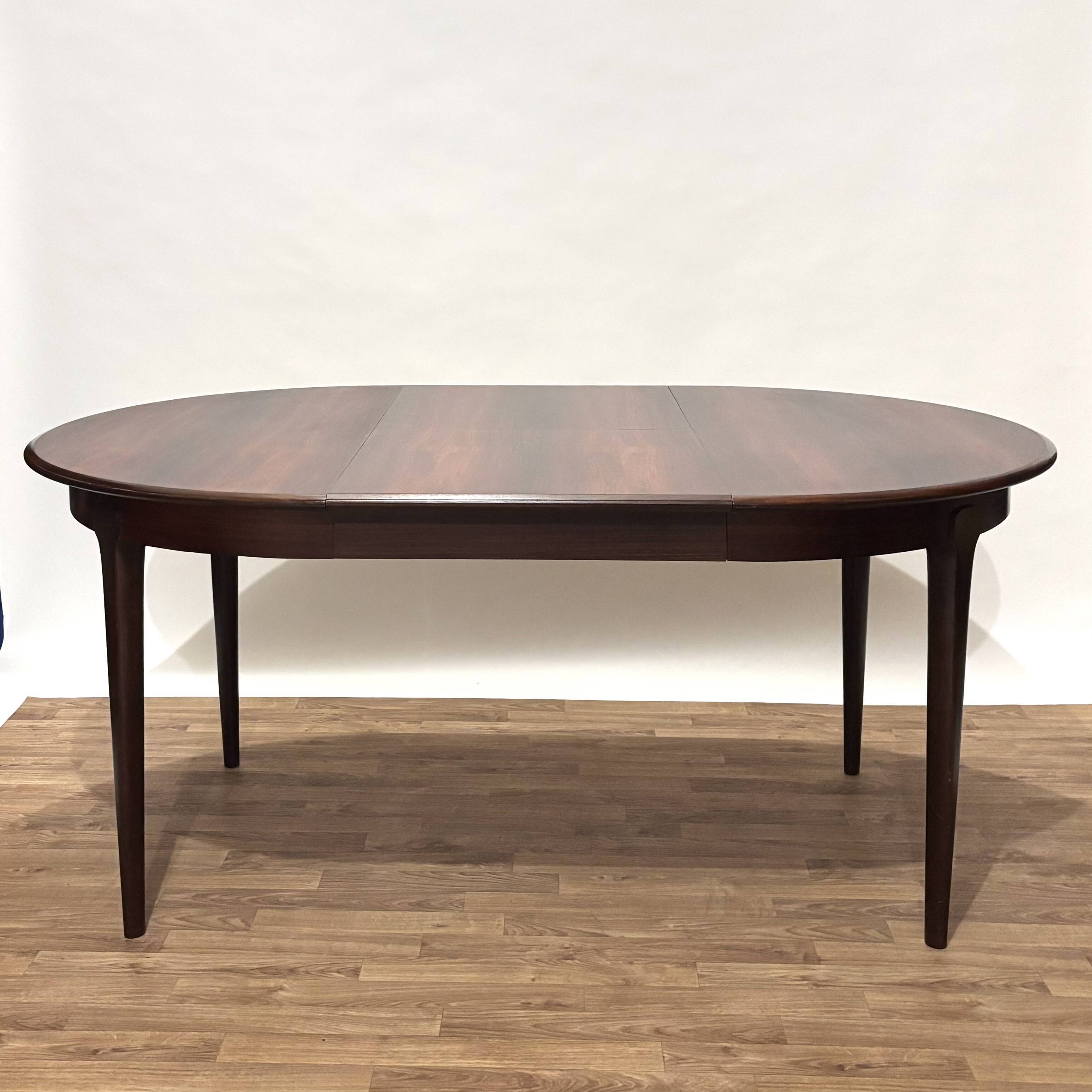 Extendable dining table in Rio rosewood.