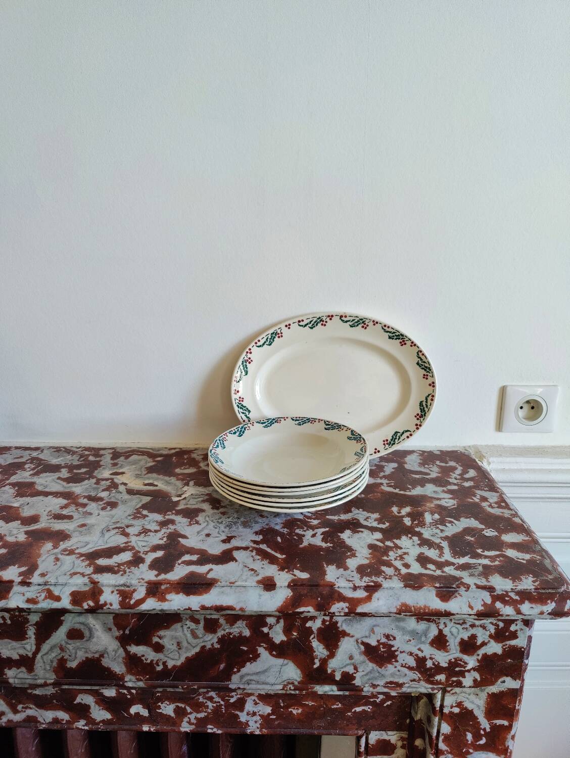 Sarreguemines earthenware service with holly decoration