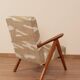 Fauteuil lounge vintage en tissu jacquard à motifs rétro et bois marron
