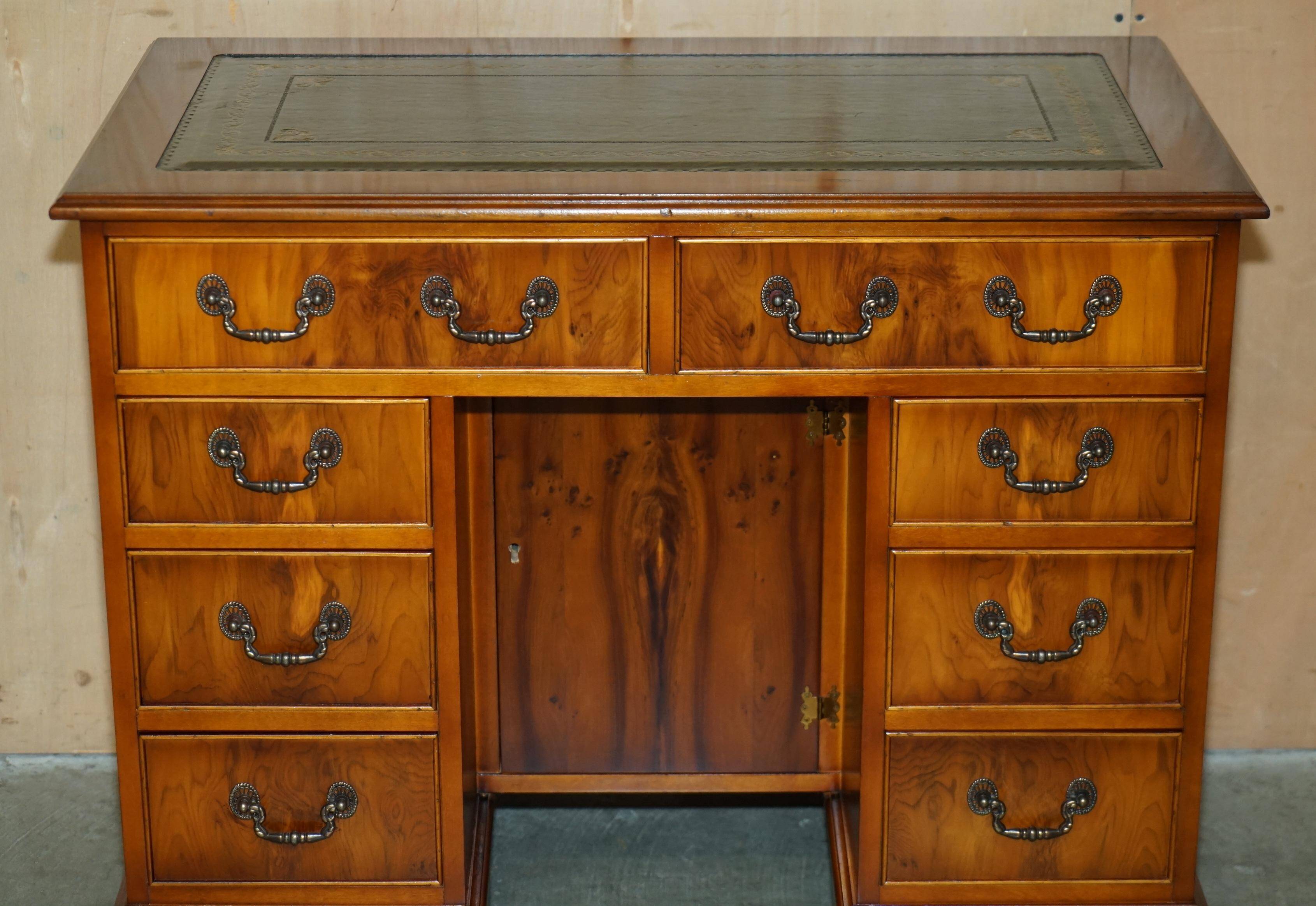 Bureau à deux caissons en bois de if frisé et cuir
