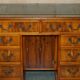Bureau à deux caissons en bois de if frisé et cuir
