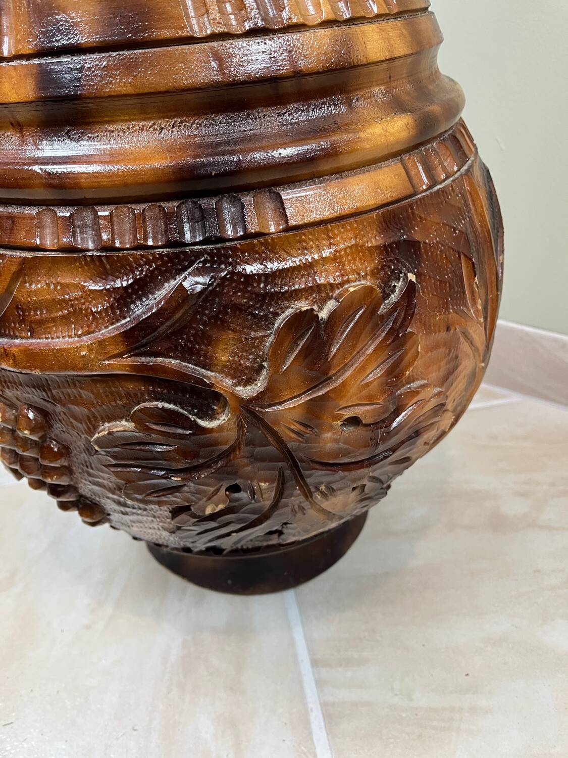 Important carved wooden jar