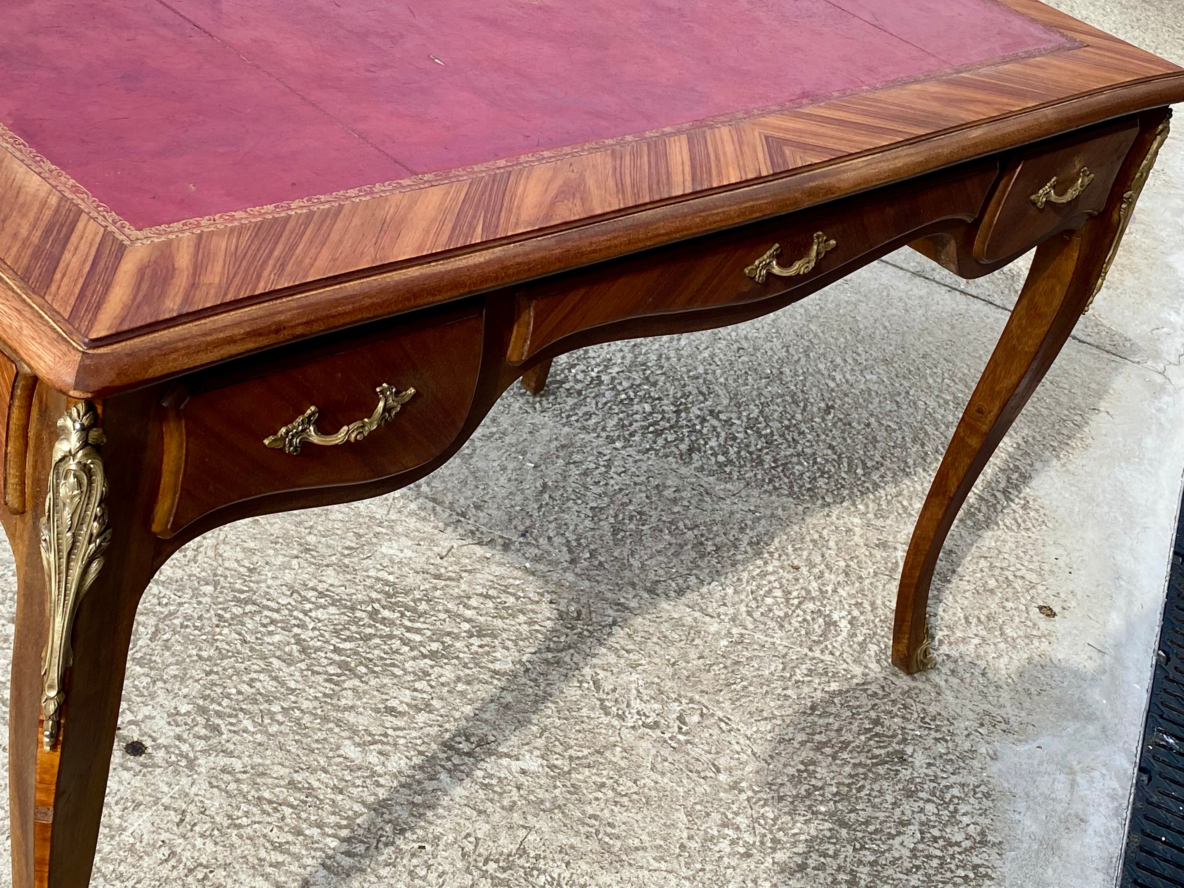 Bureau en marqueterie  bois de rose style Louis XV