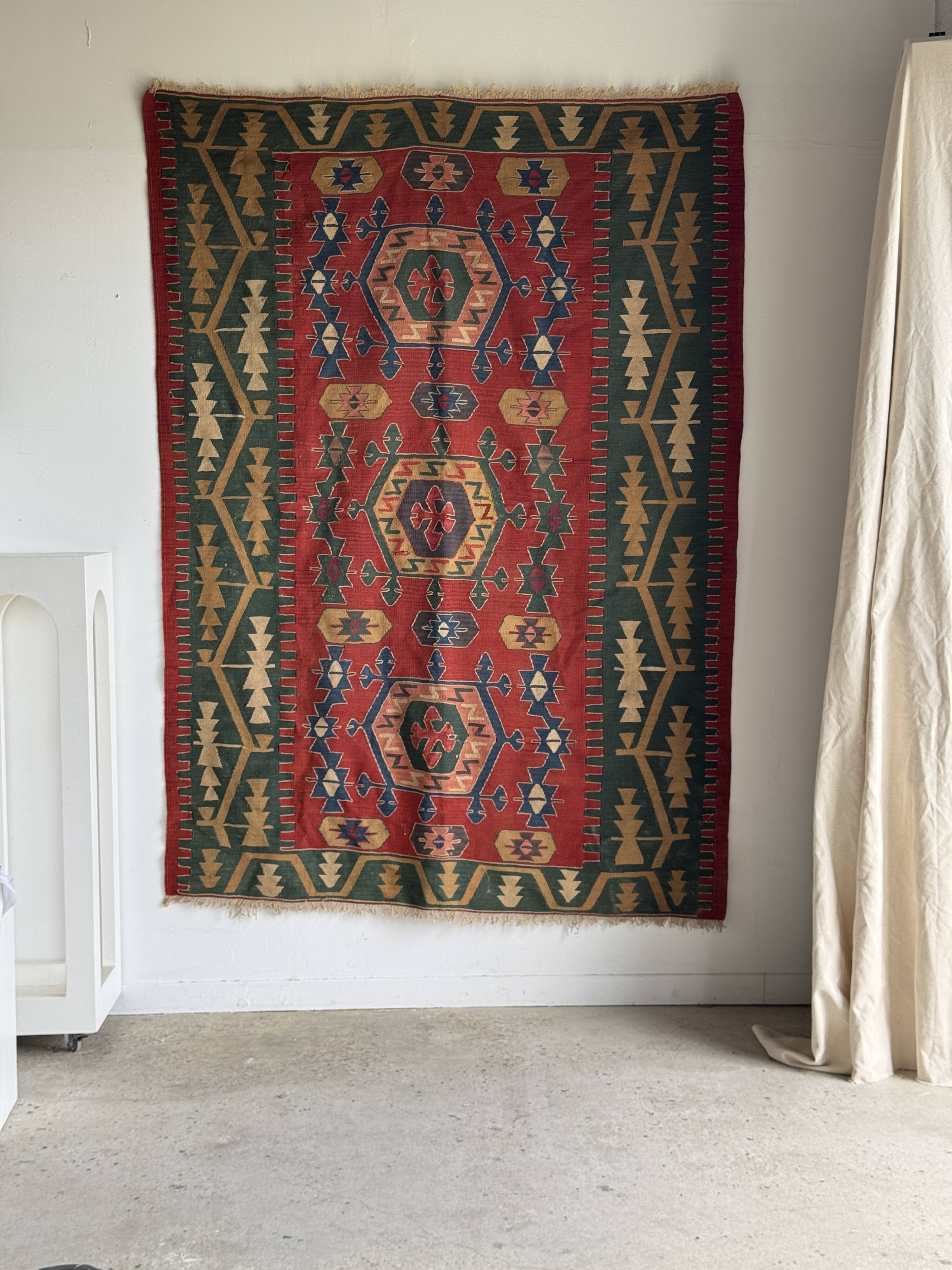 Large Turkish rug with a dominant red colour 231x170.