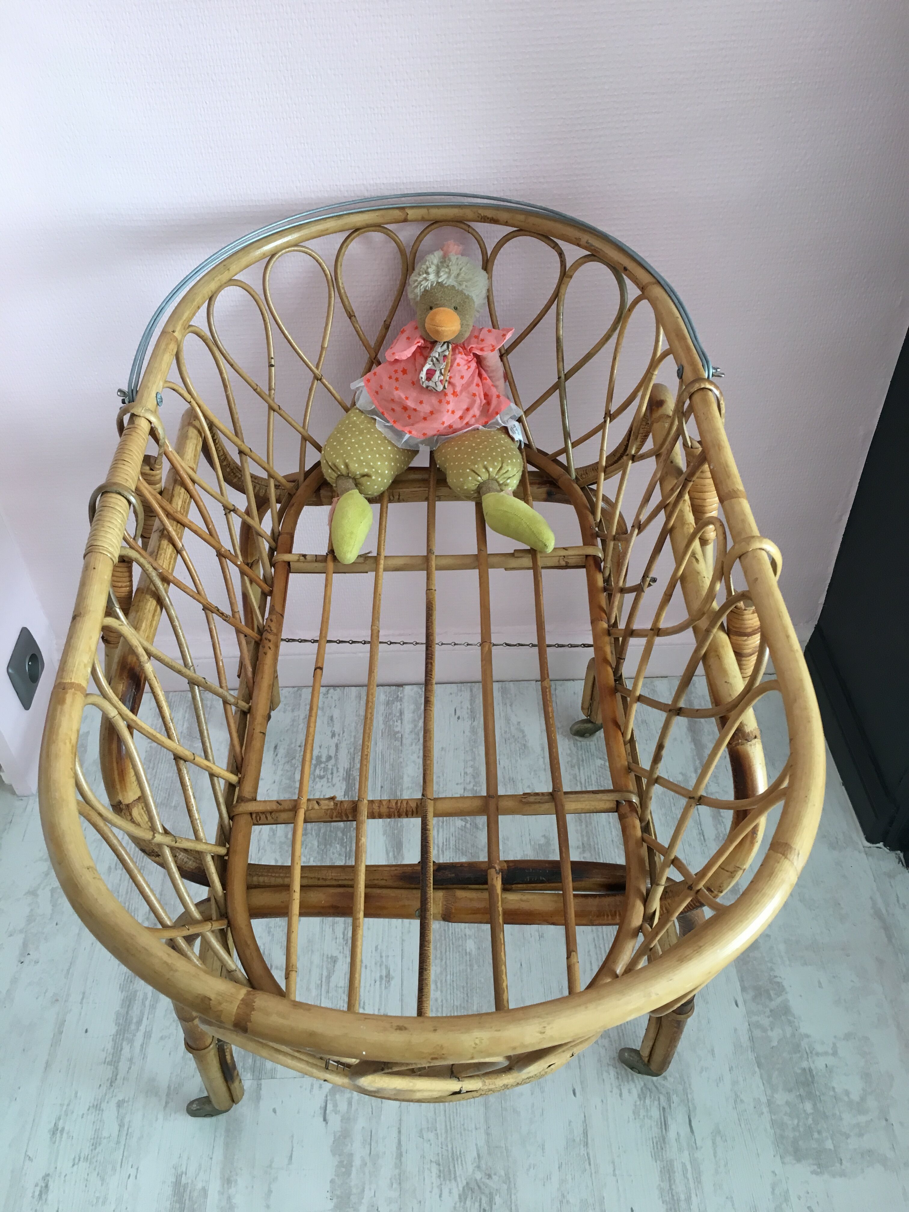 Rattan cradle on foot