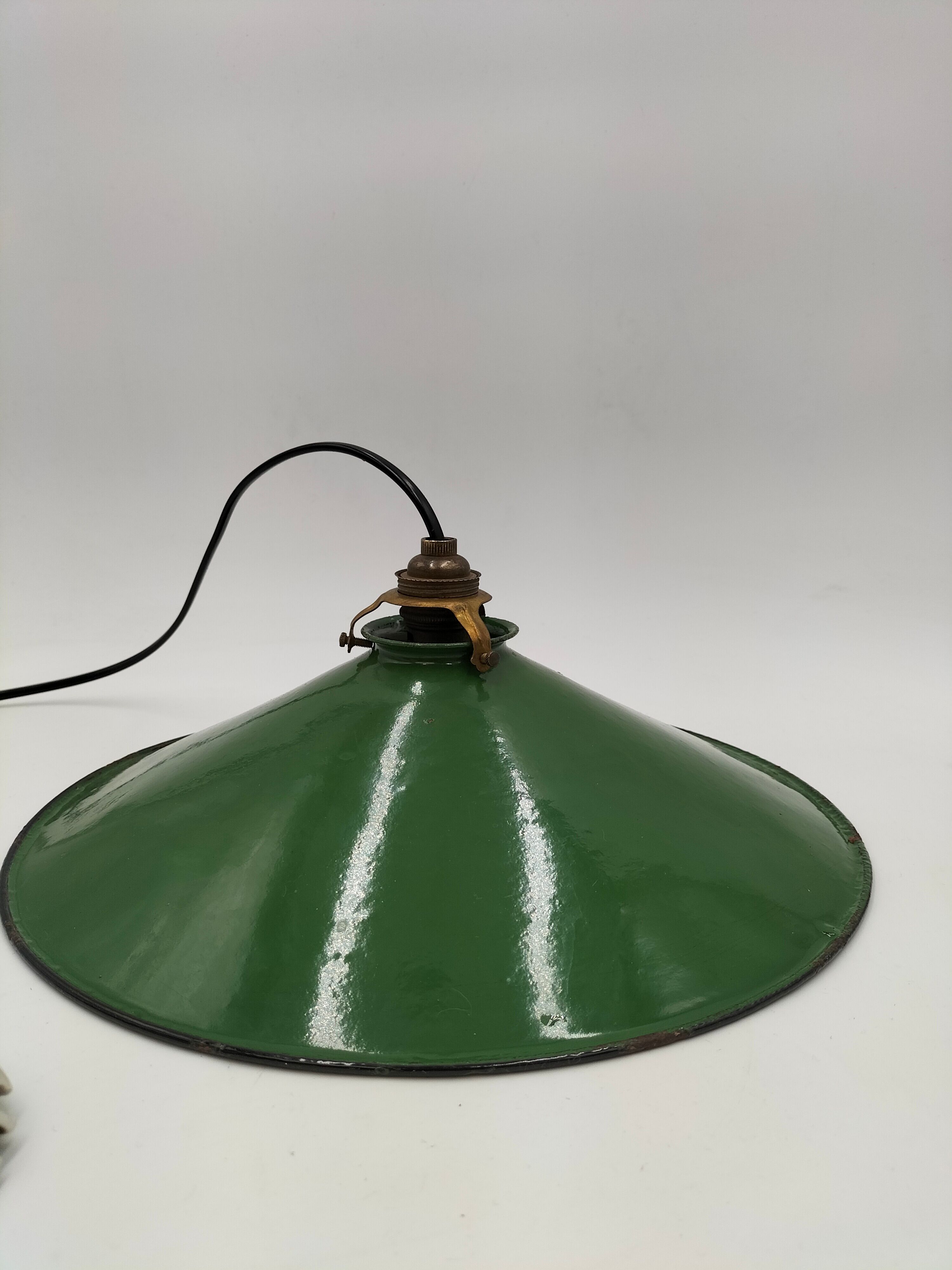 Enamelled sheet metal suspension