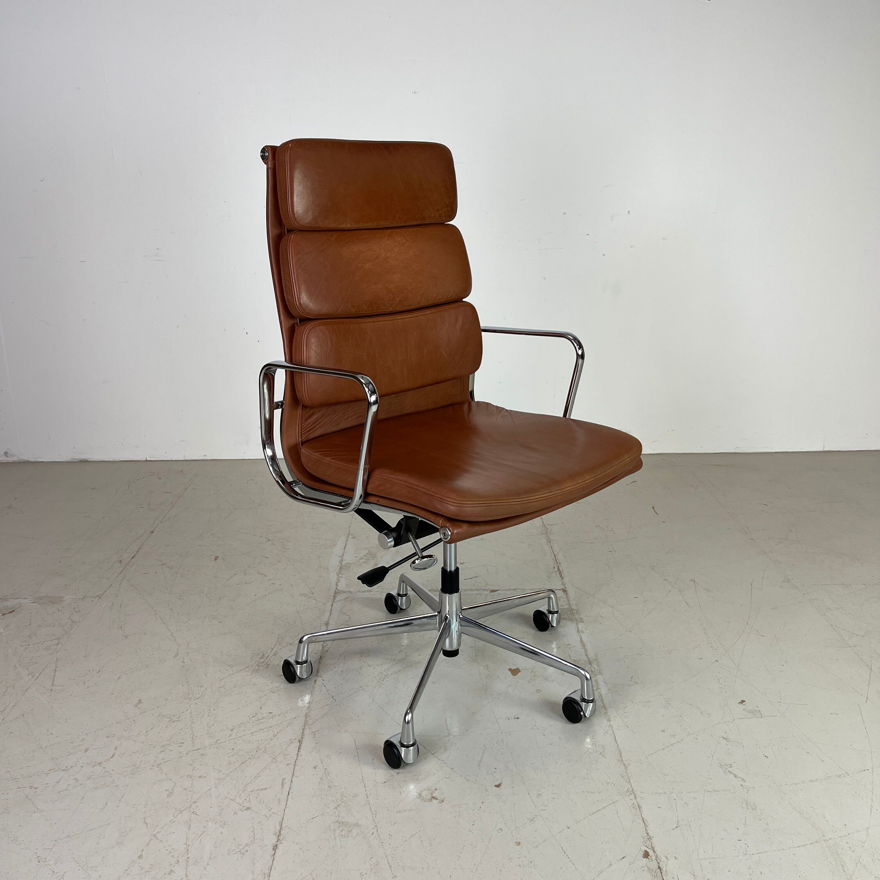 Fauteuil en cuir brun haut dossier soft pad group Eames ICF pour Herman Miller