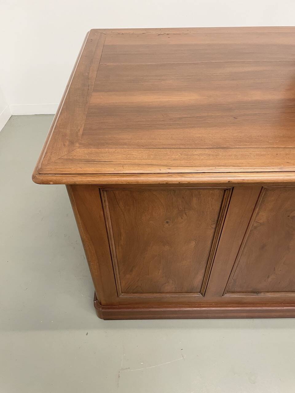 Comptoir ou bureau en noyer années 50