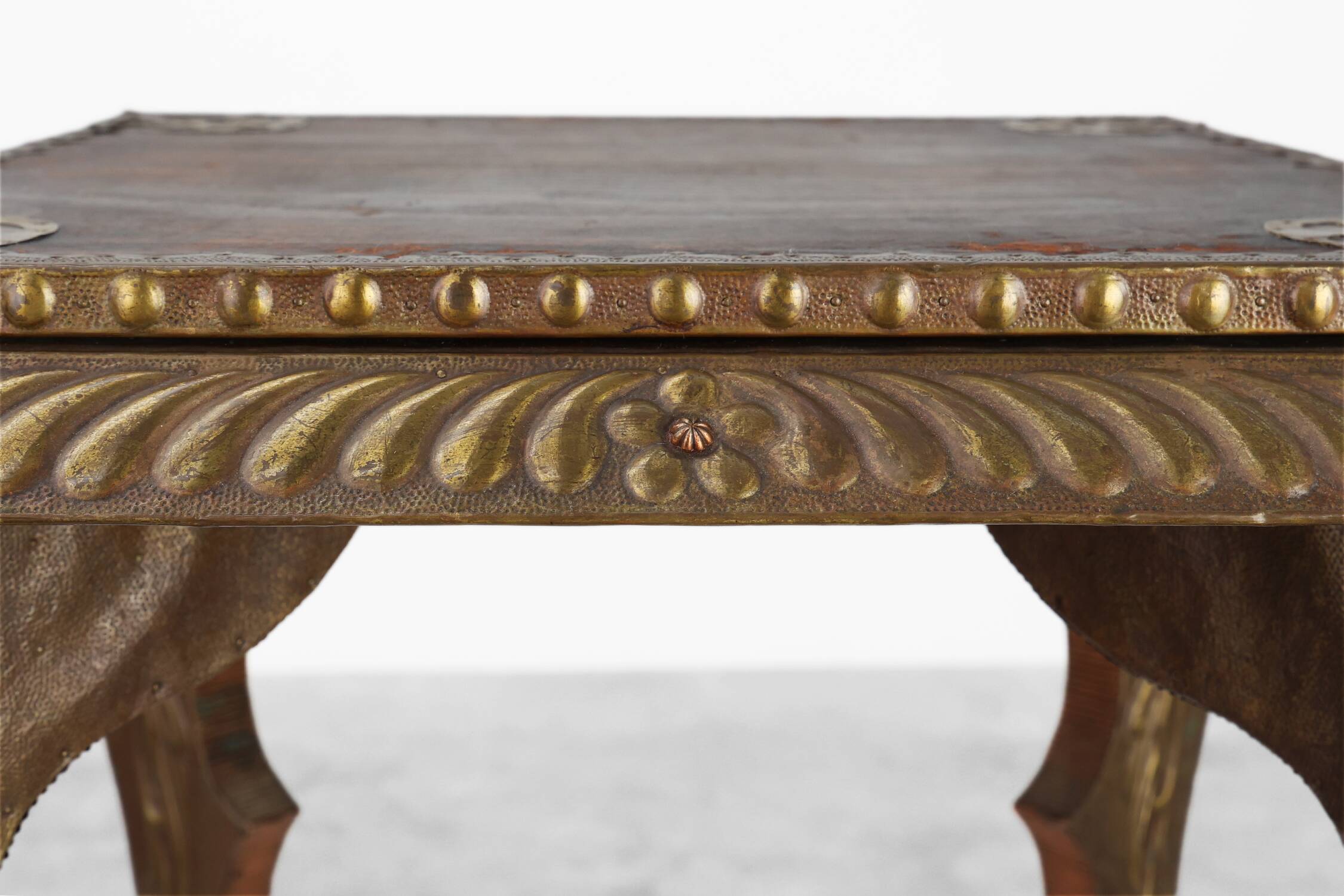 Table d'appoint Arts & Crafts en chêne et cuivre, Royaume-Uni vers 1910