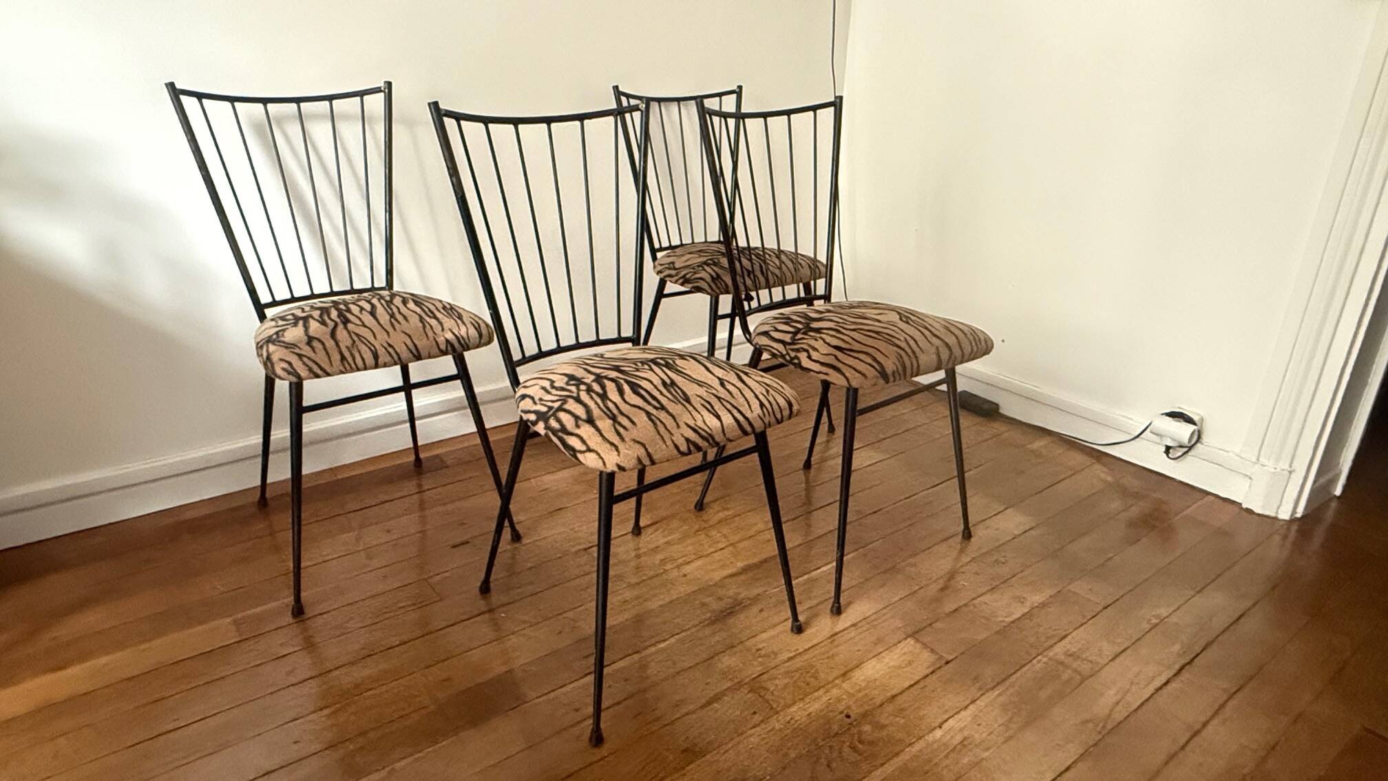 Set of 4 iron chairs