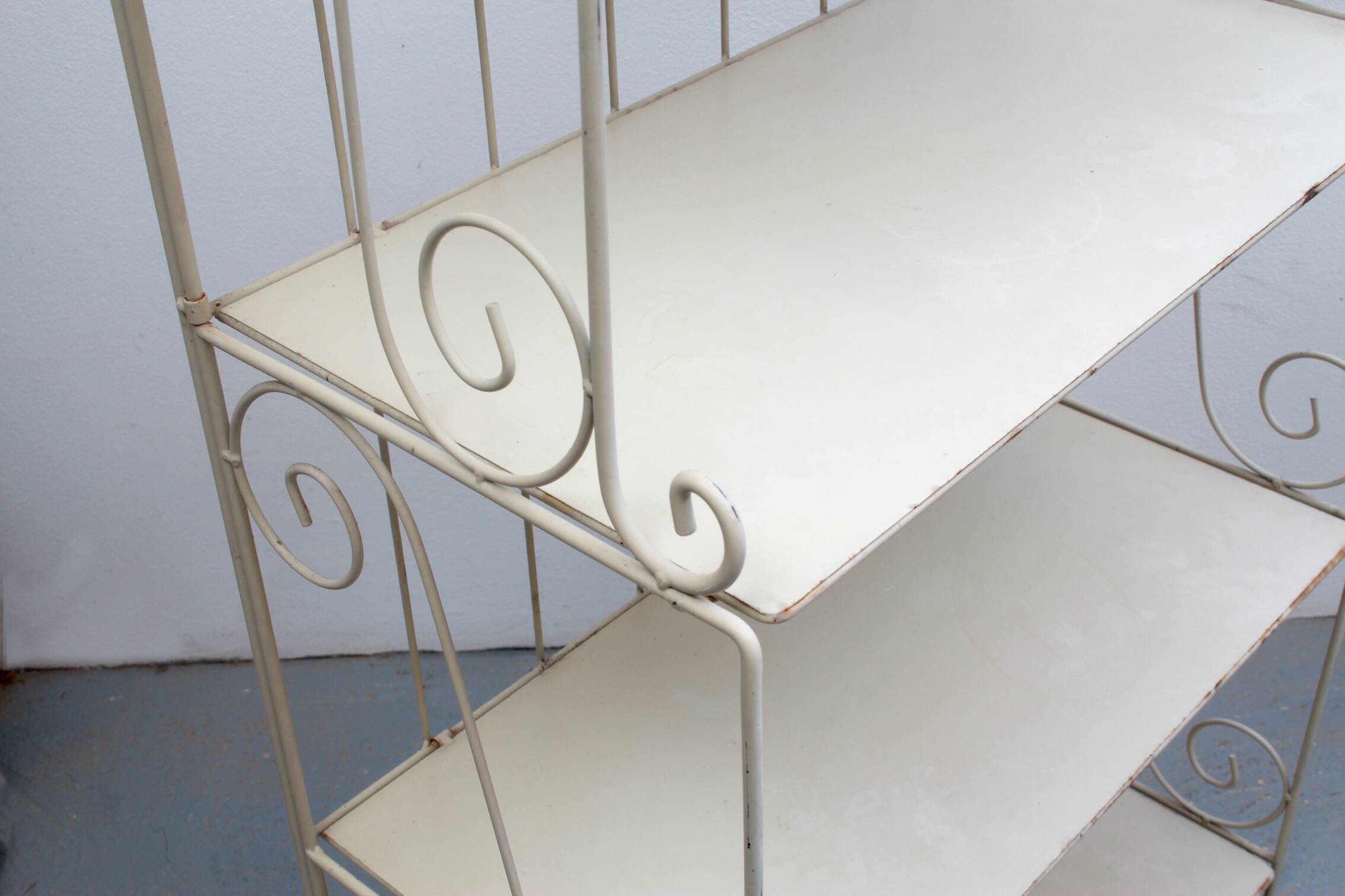 1950s shelf in metal Shabby Chic