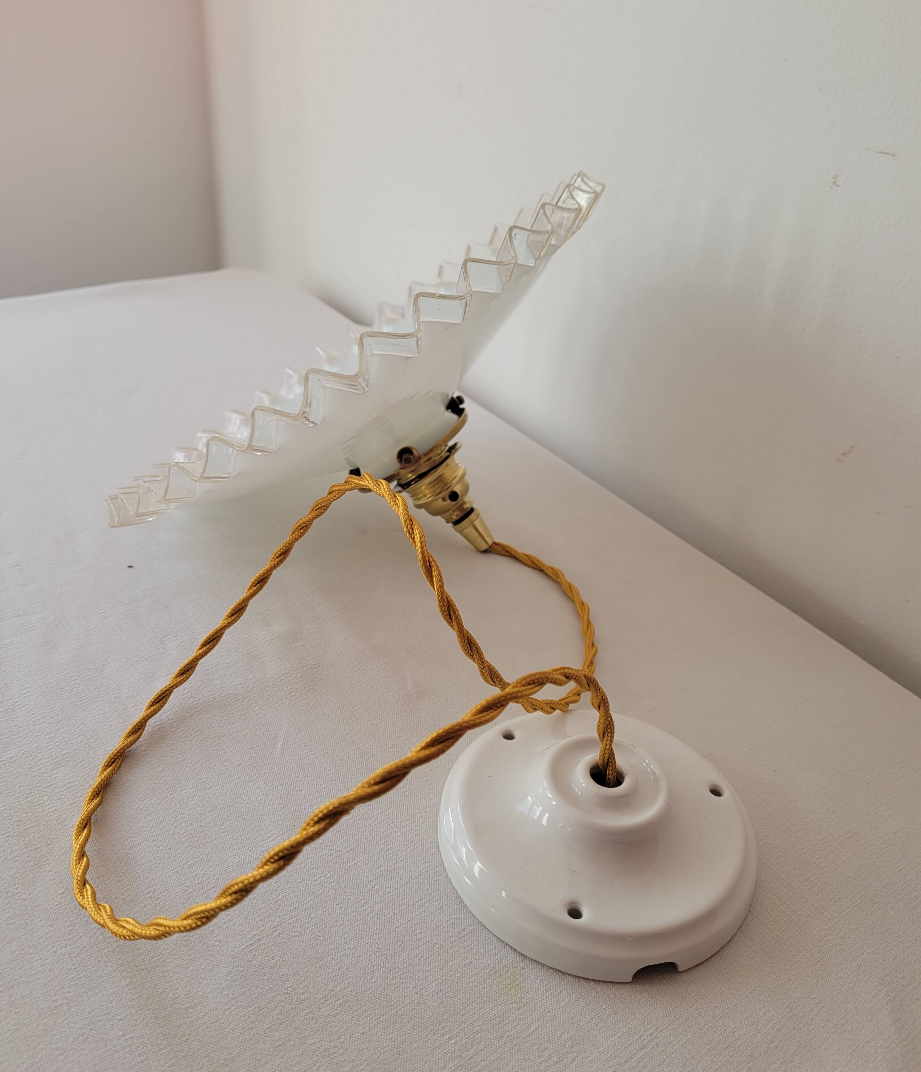 Suspension en opaline dentelée