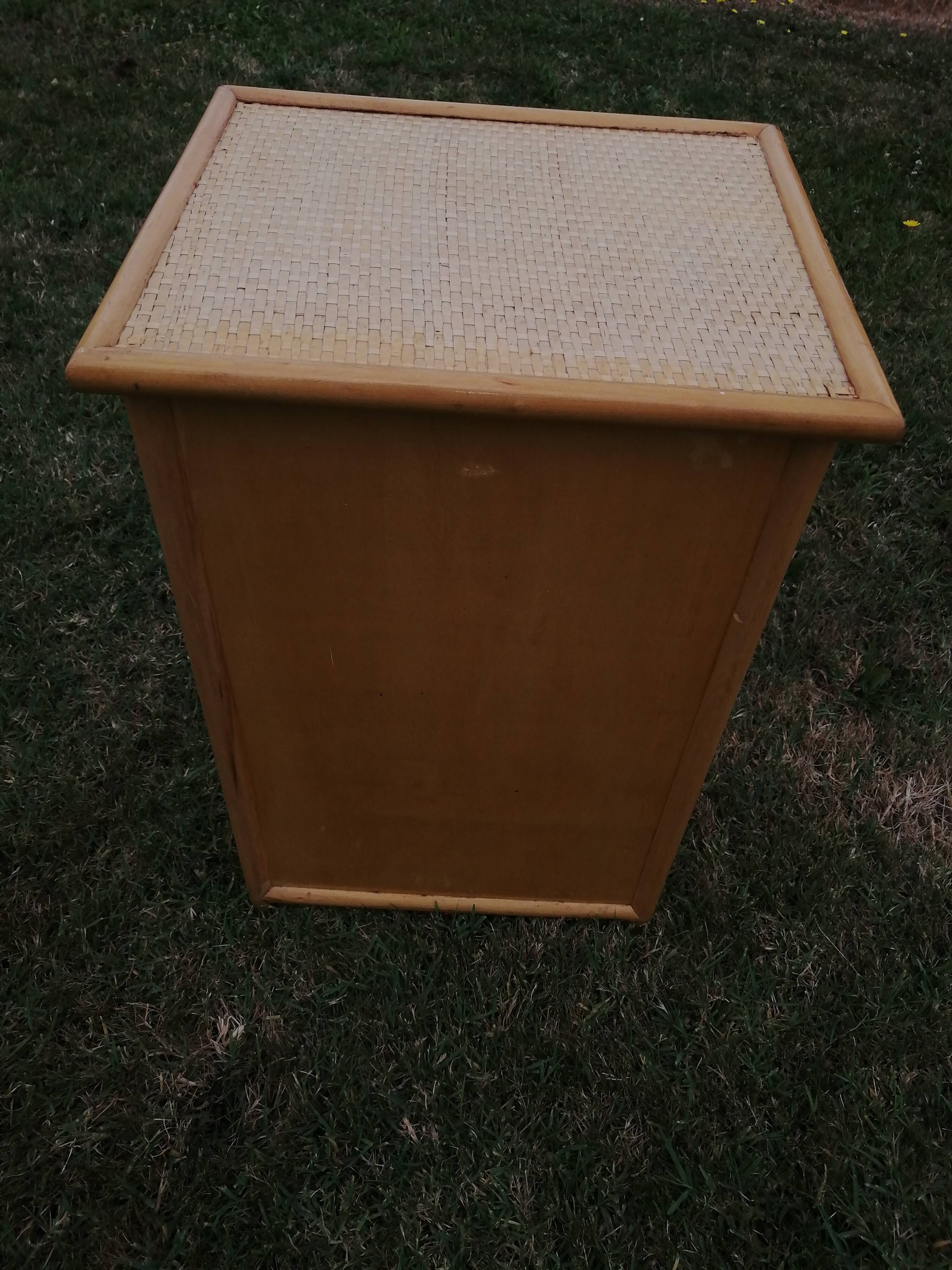 Commode en bois et osier