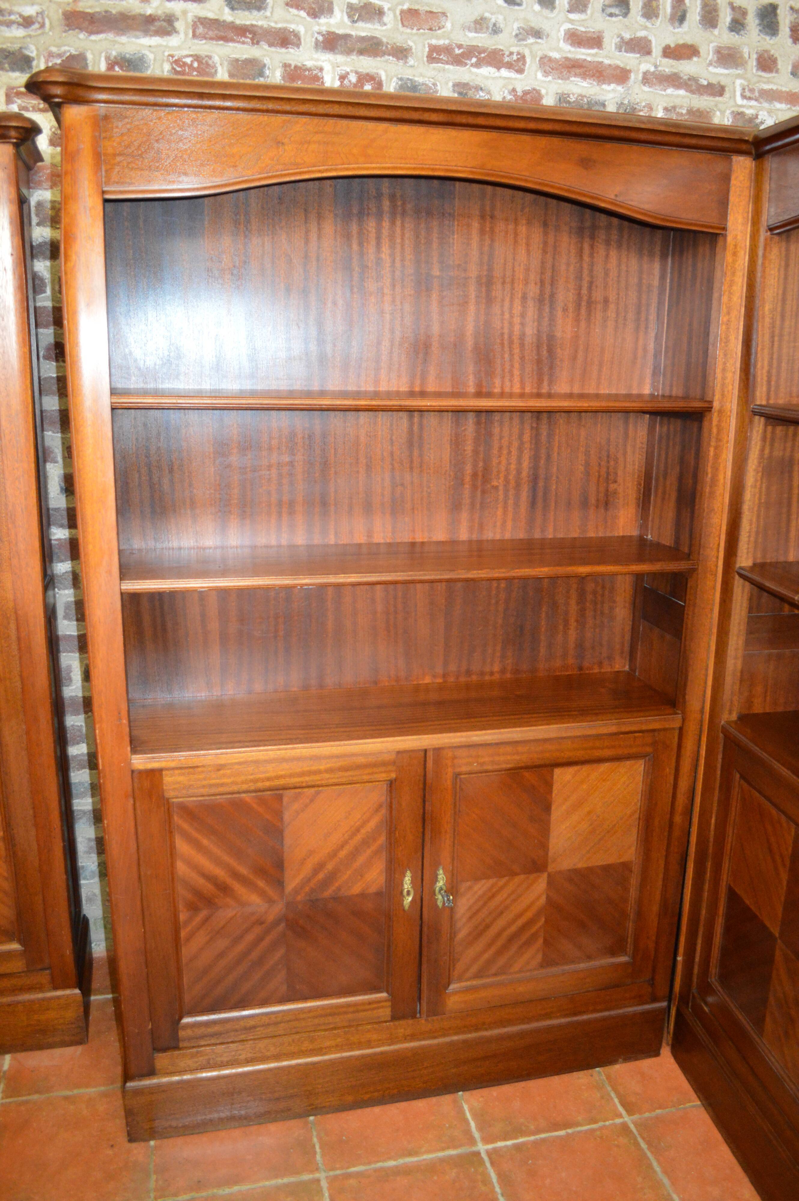 Open mahogany corner bookcase