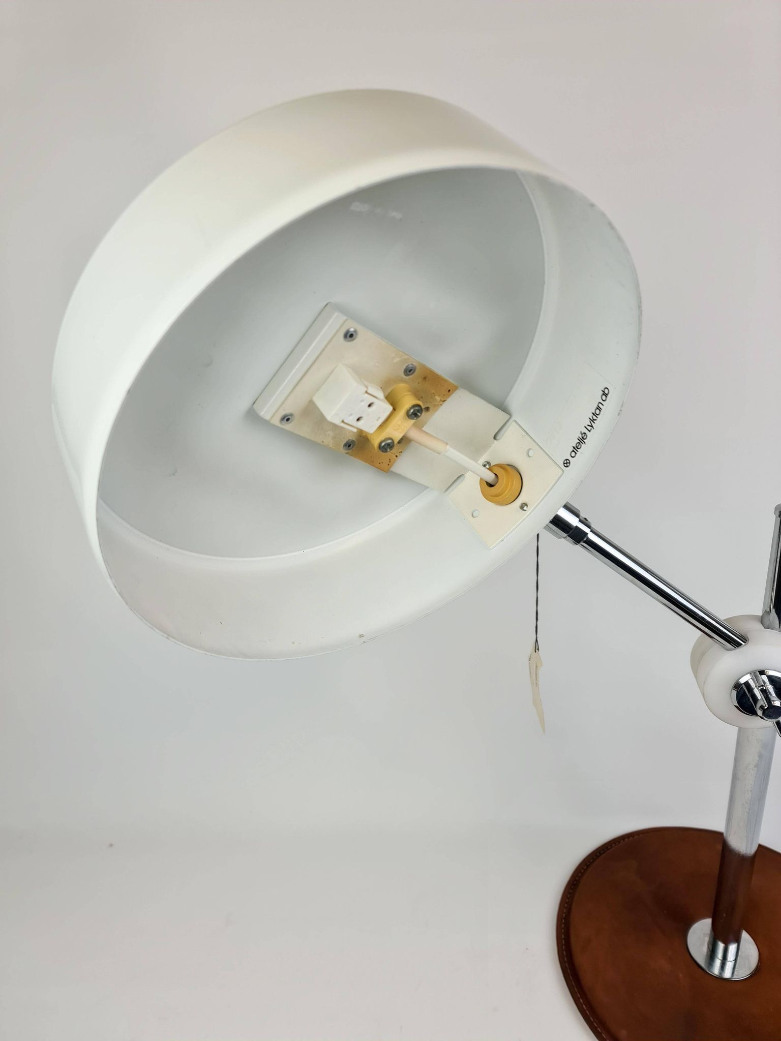 Atelje Lyktan desk lamp in chrome and vintage brown leather, mid-century, Sweden.