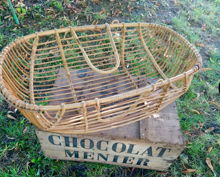 Vintage rattan couffin