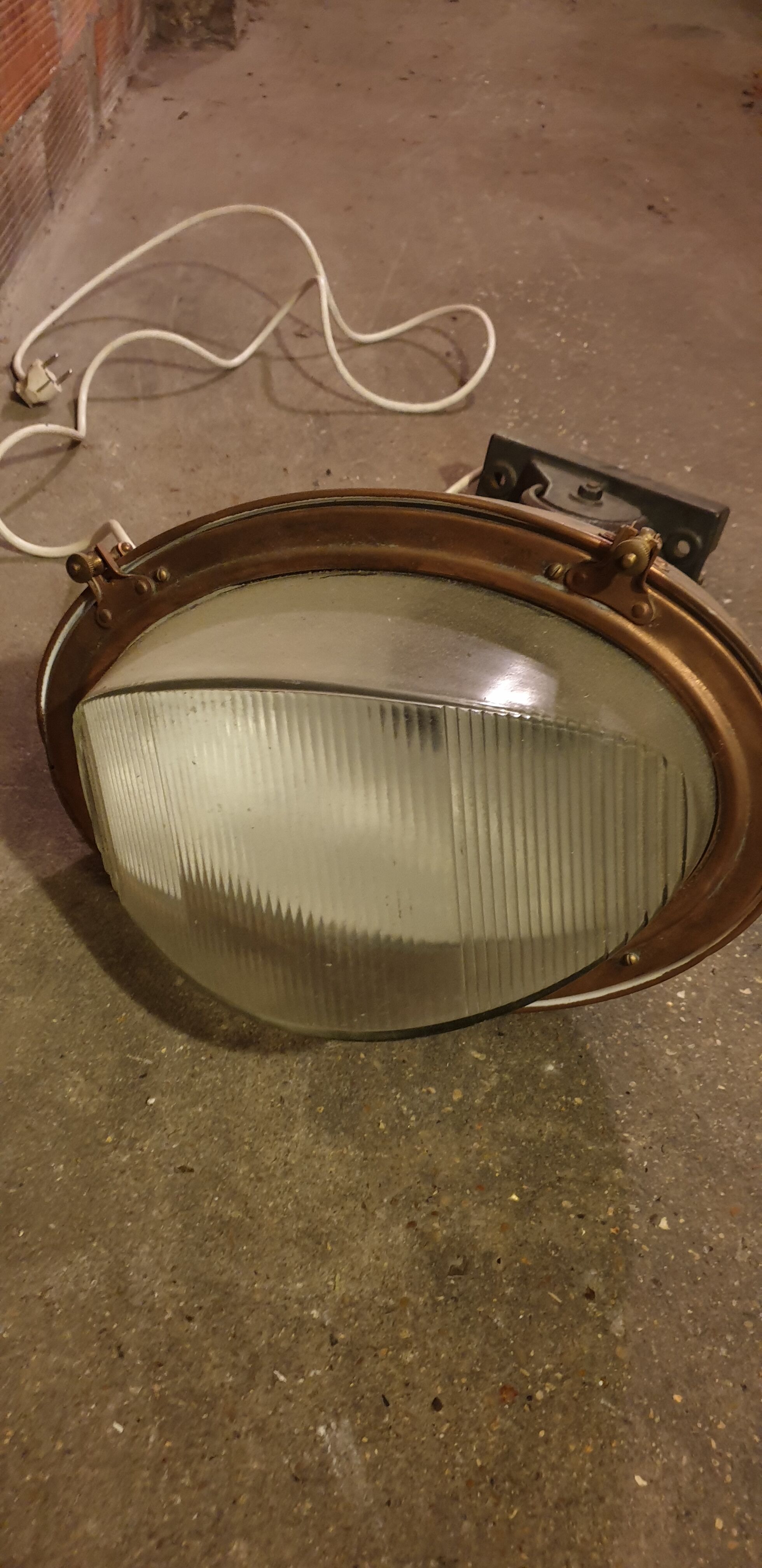 Industrial lamp applies outdoors