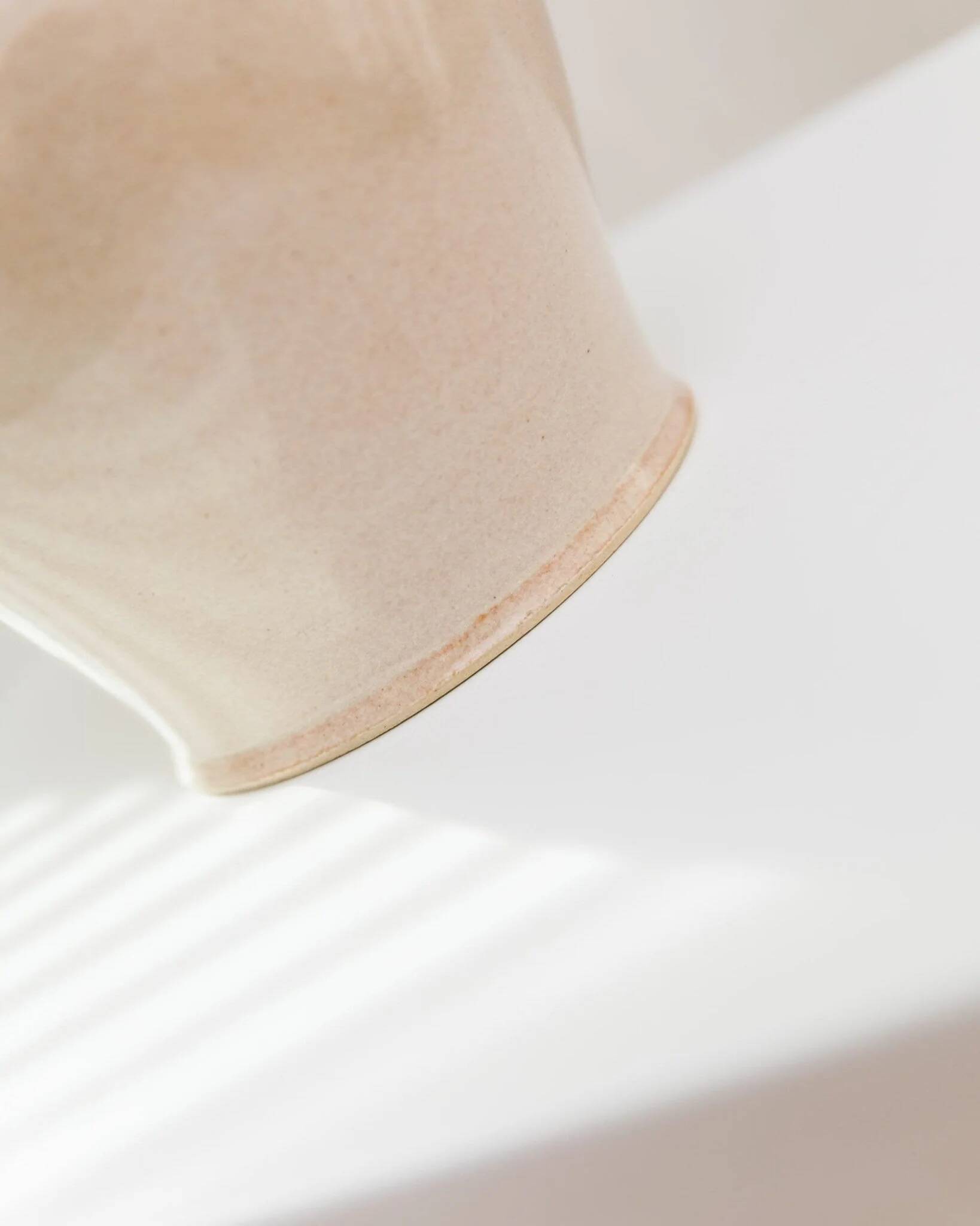 Vase en céramique beige de studio par Matthias Jäkel Naunhof, années 1980, fait à la main