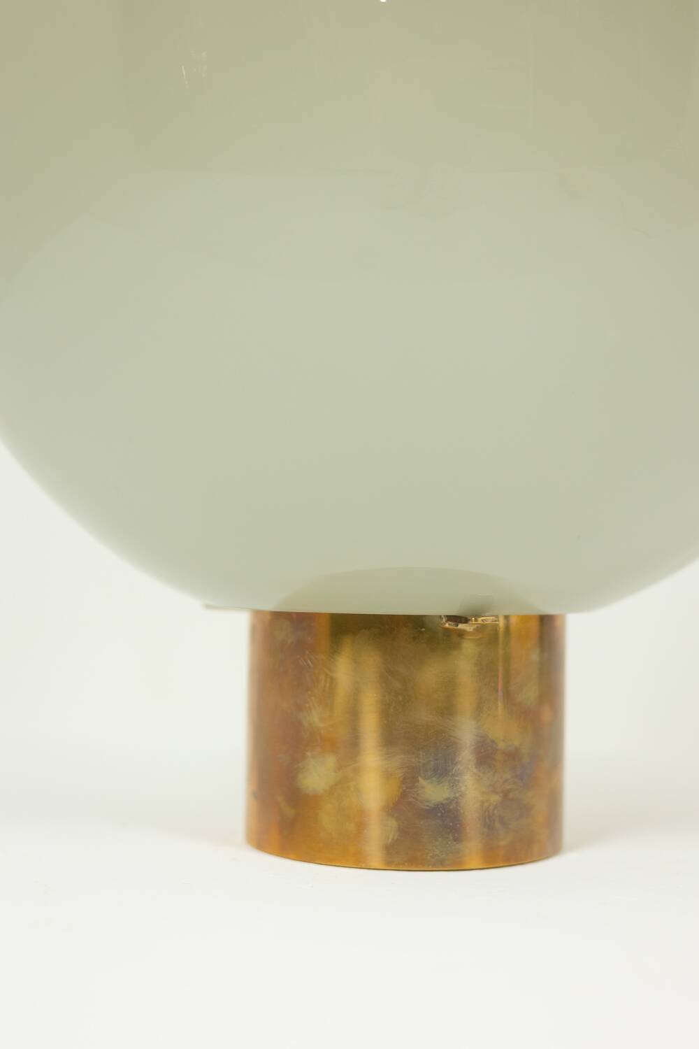 Lampe boule en verre opalescent et bronze patiné.  Contemporain.