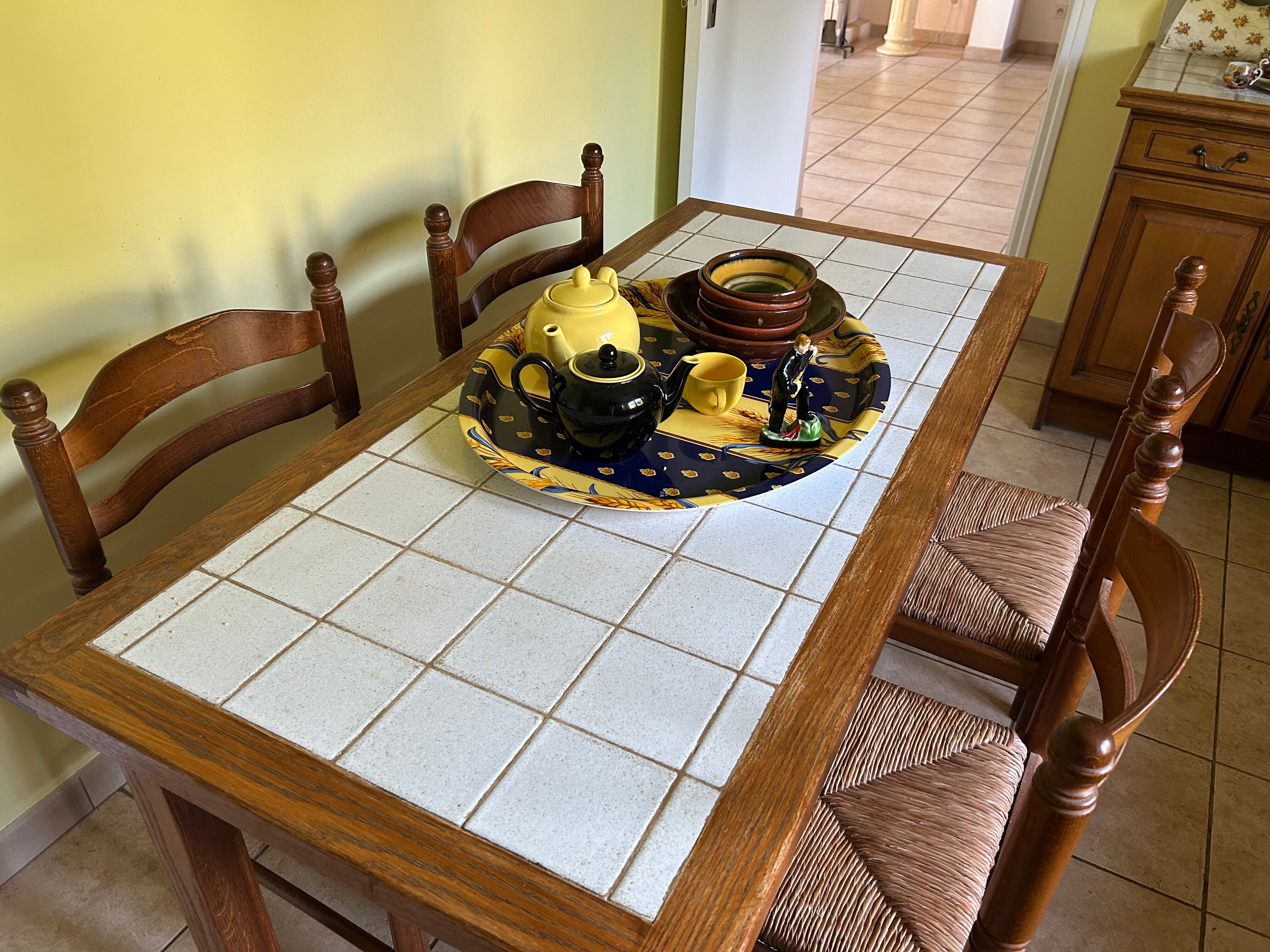 Dining table in chic country style and 4 chairs.