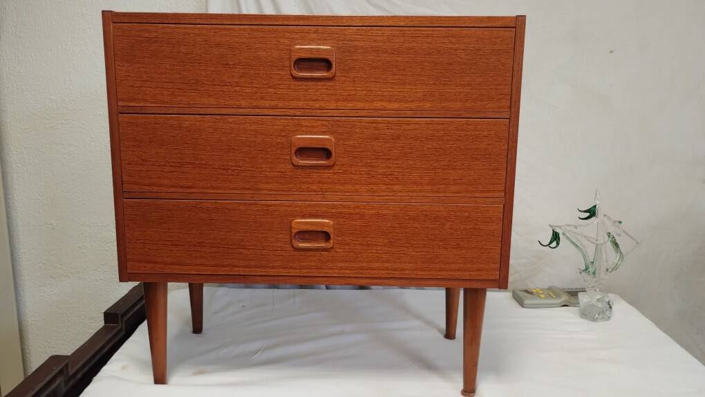 Small Scandinavian teak chest of drawers or bedside table from the 60s