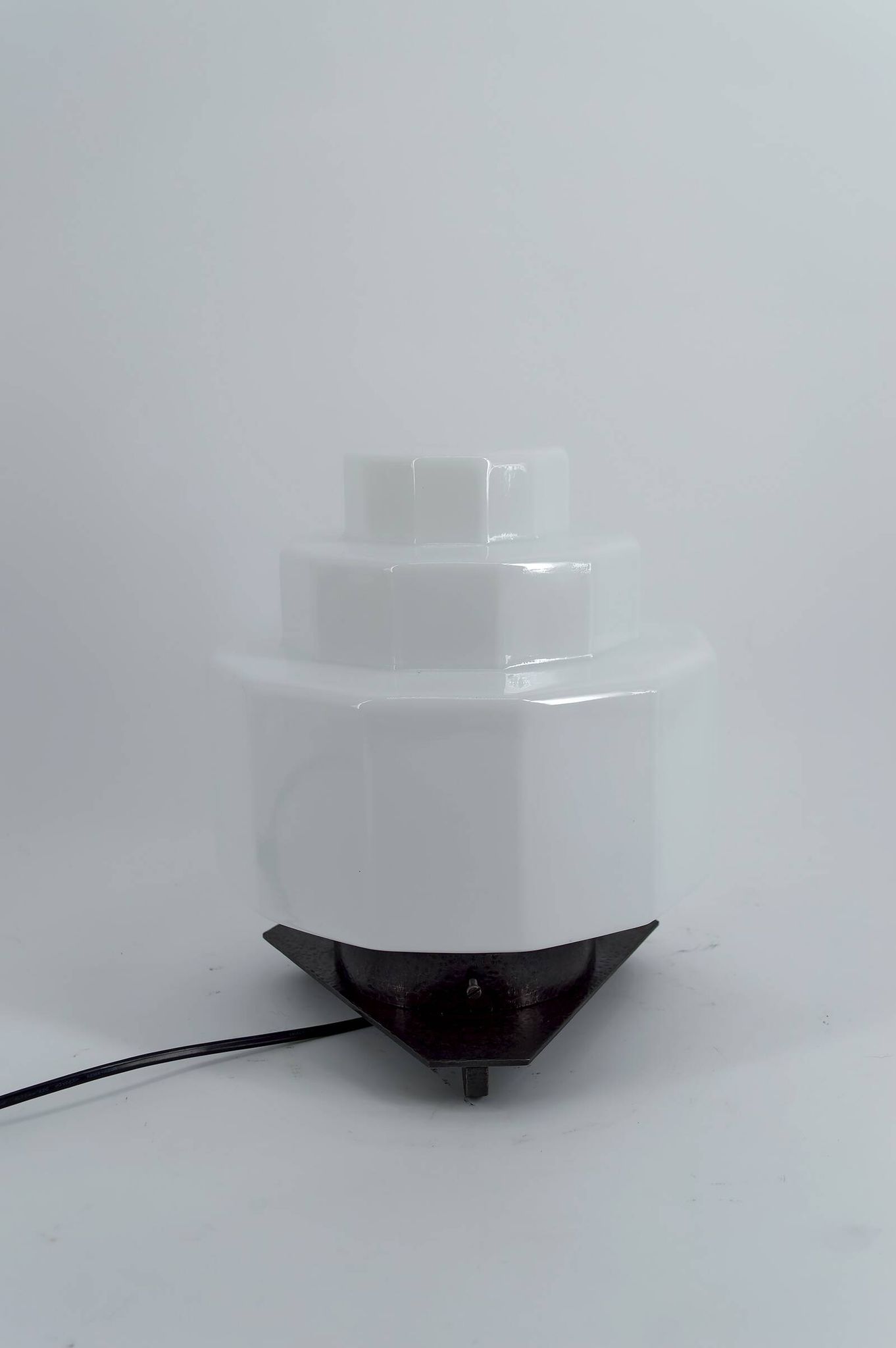 Lampe Art Déco Steamline Modern, vers 1930 – Verre opalin et fer Forgé