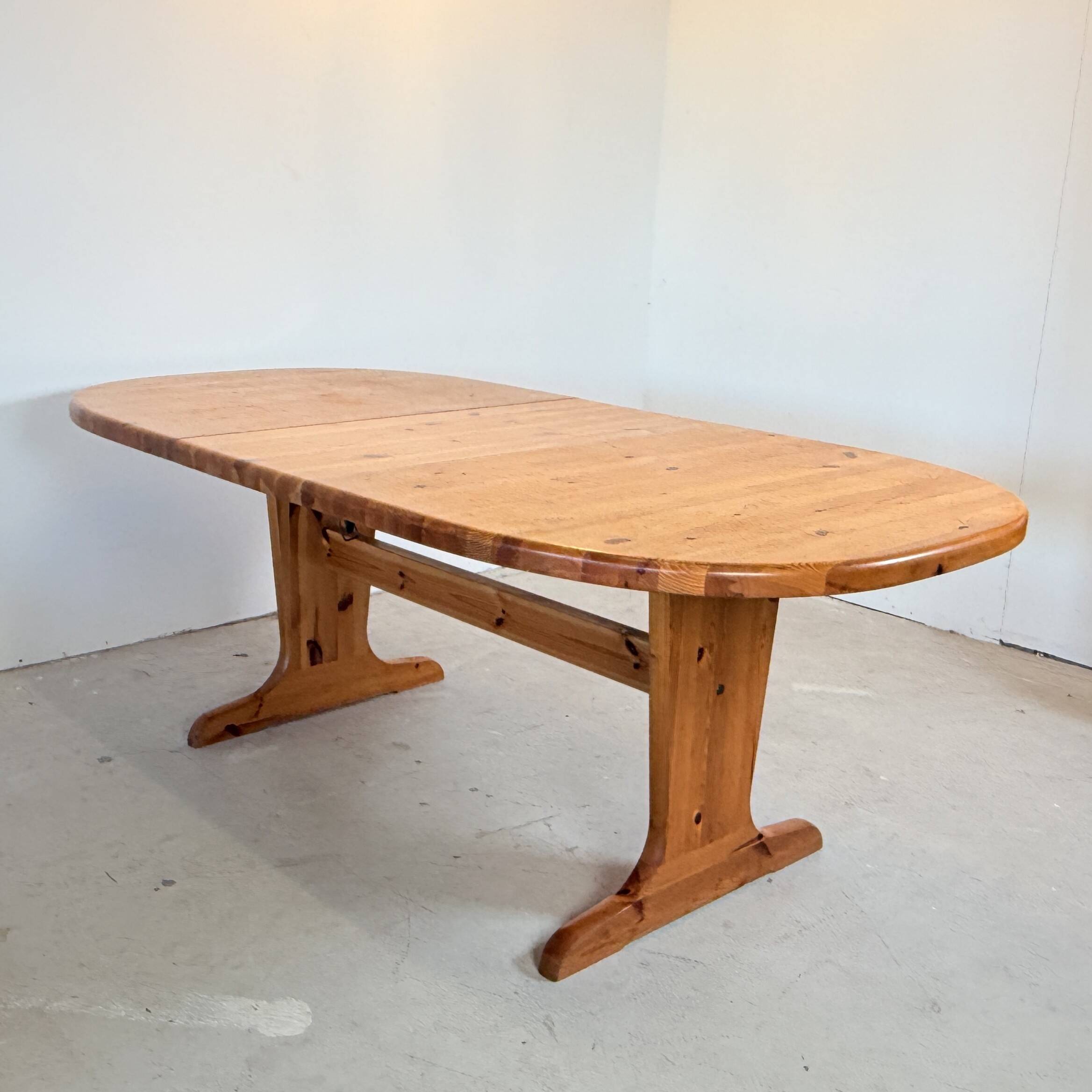 Vintage oval pine table with extendable top
