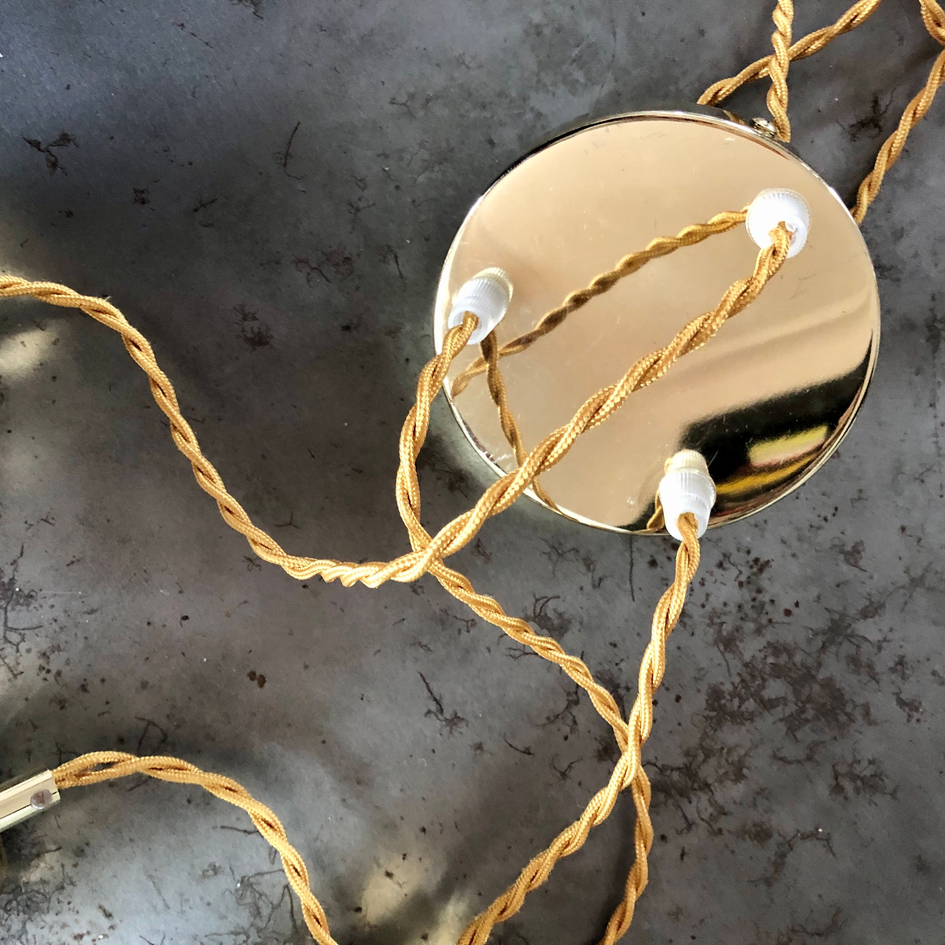 Suspension cascade trois feux globes vintage en opaline blanche