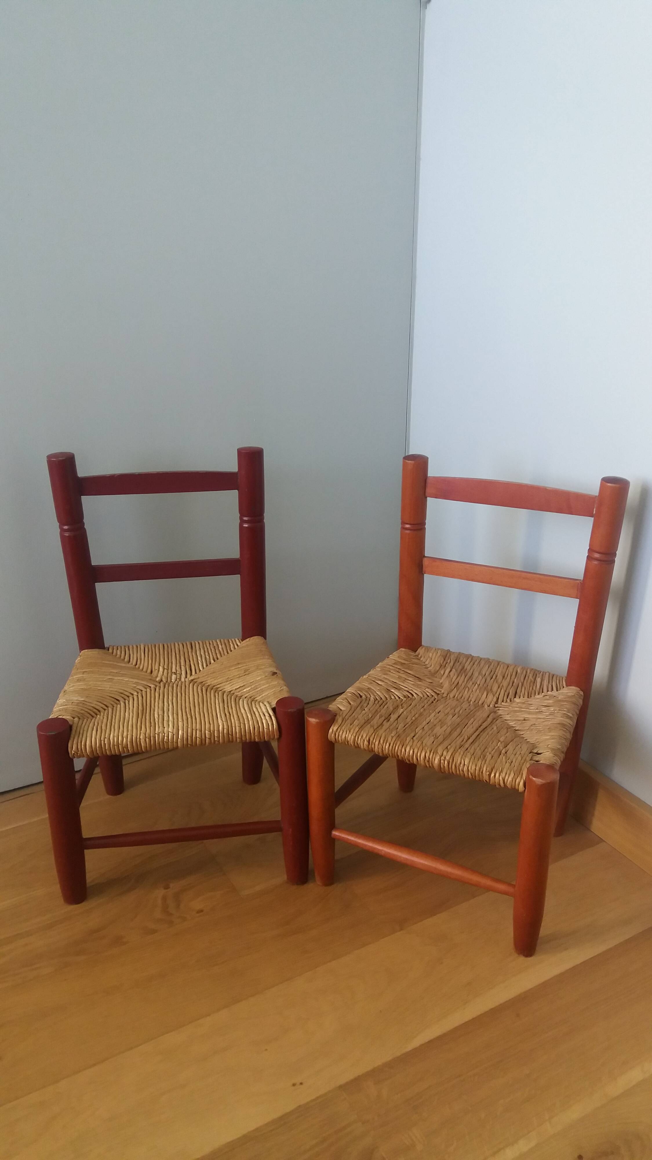 Children's straw chairs made of wood and straw.