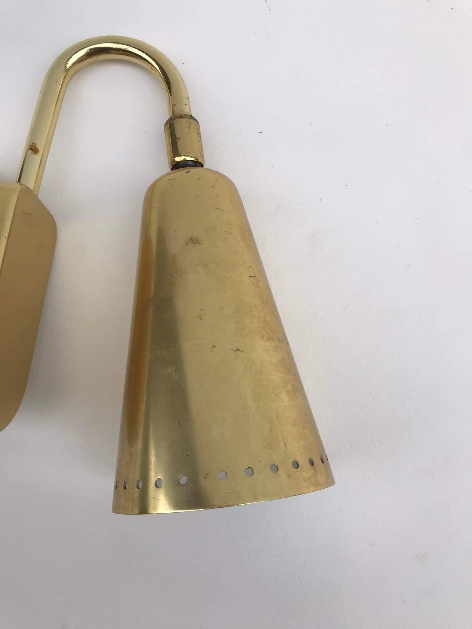 Paire de lampes de chevet dorées, attachées au lit, années 1970, Erco