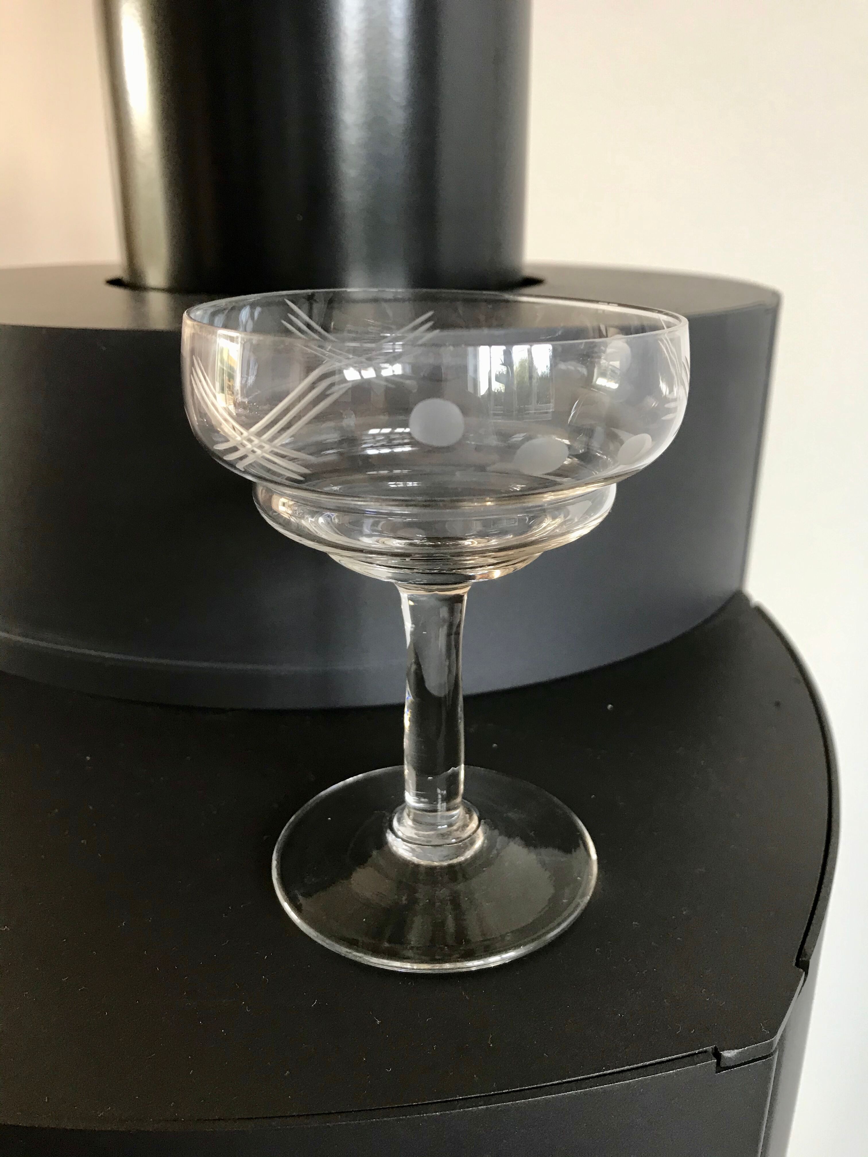 Set of 6 small champagne glasses in crystal engraved 50s