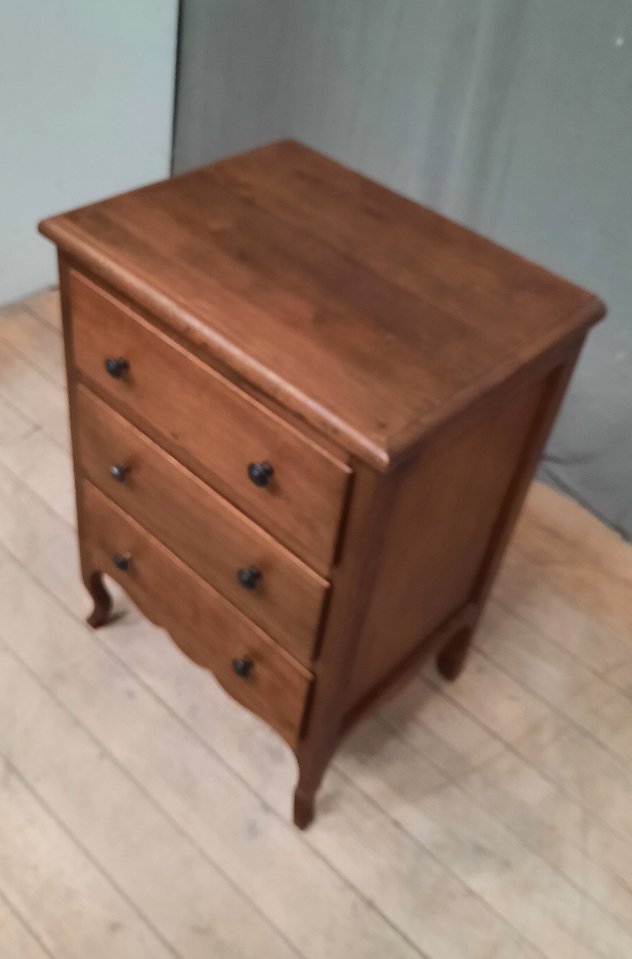 Cabinet with 3 drawers
