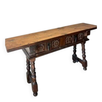 Baroque Spanish console table in carved walnut, 17th-18th century.