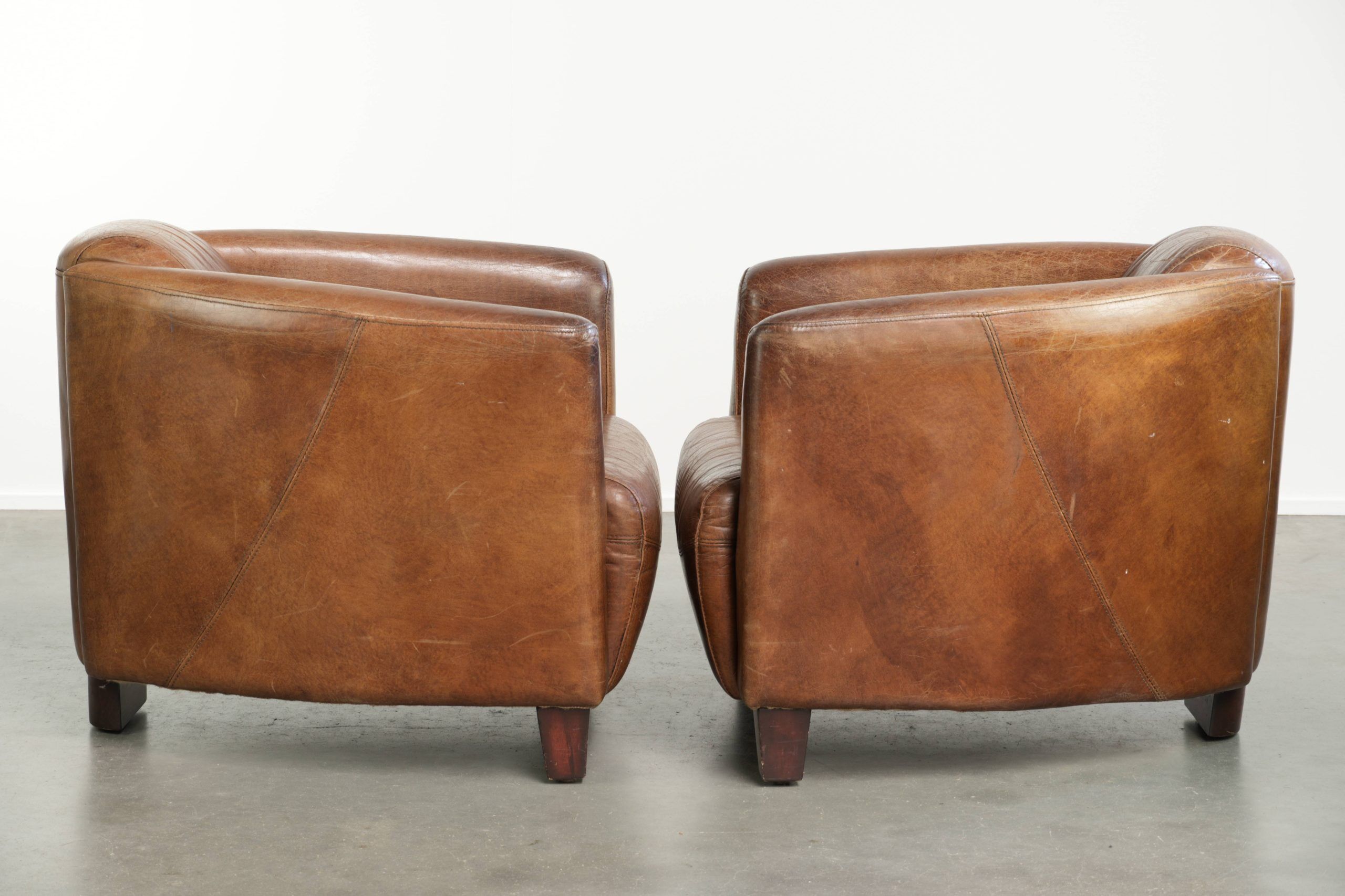 Ensemble de deux fauteuils aviateur vintage en cuir de vachette grainé.