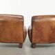 Ensemble de deux fauteuils aviateur vintage en cuir de vachette grainé.