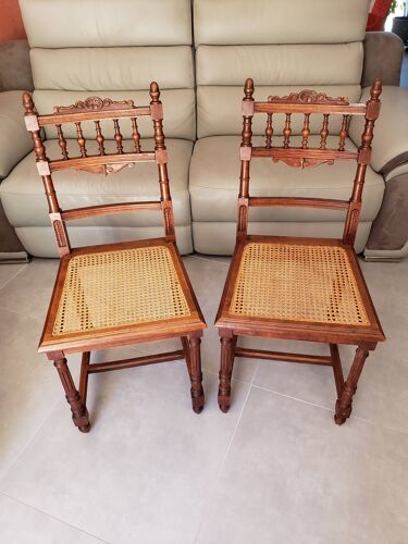 Série de 2 chaises anciennes en bois tourné et cannage