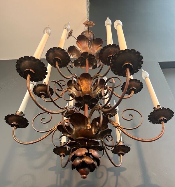 Lustre en métal doré à 2 niveaux et 12 bras de lumière dans le goût de la maison Baguès