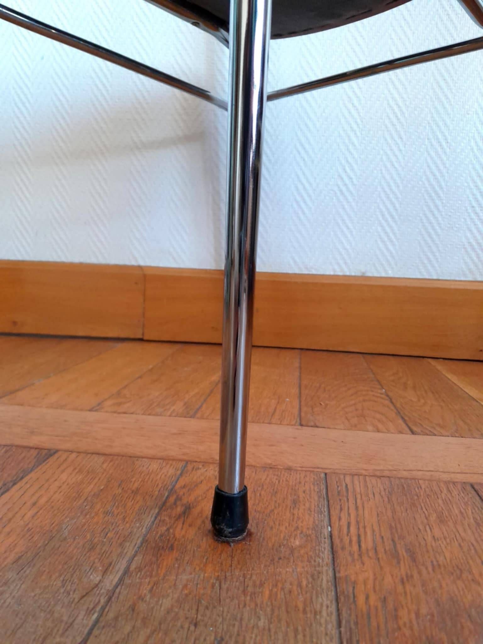 Trois chaises mid century skaï et chrome 1950