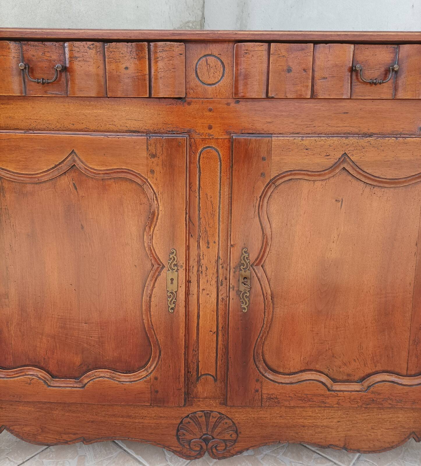 Louis XV walnut buffet from the 18th century.
