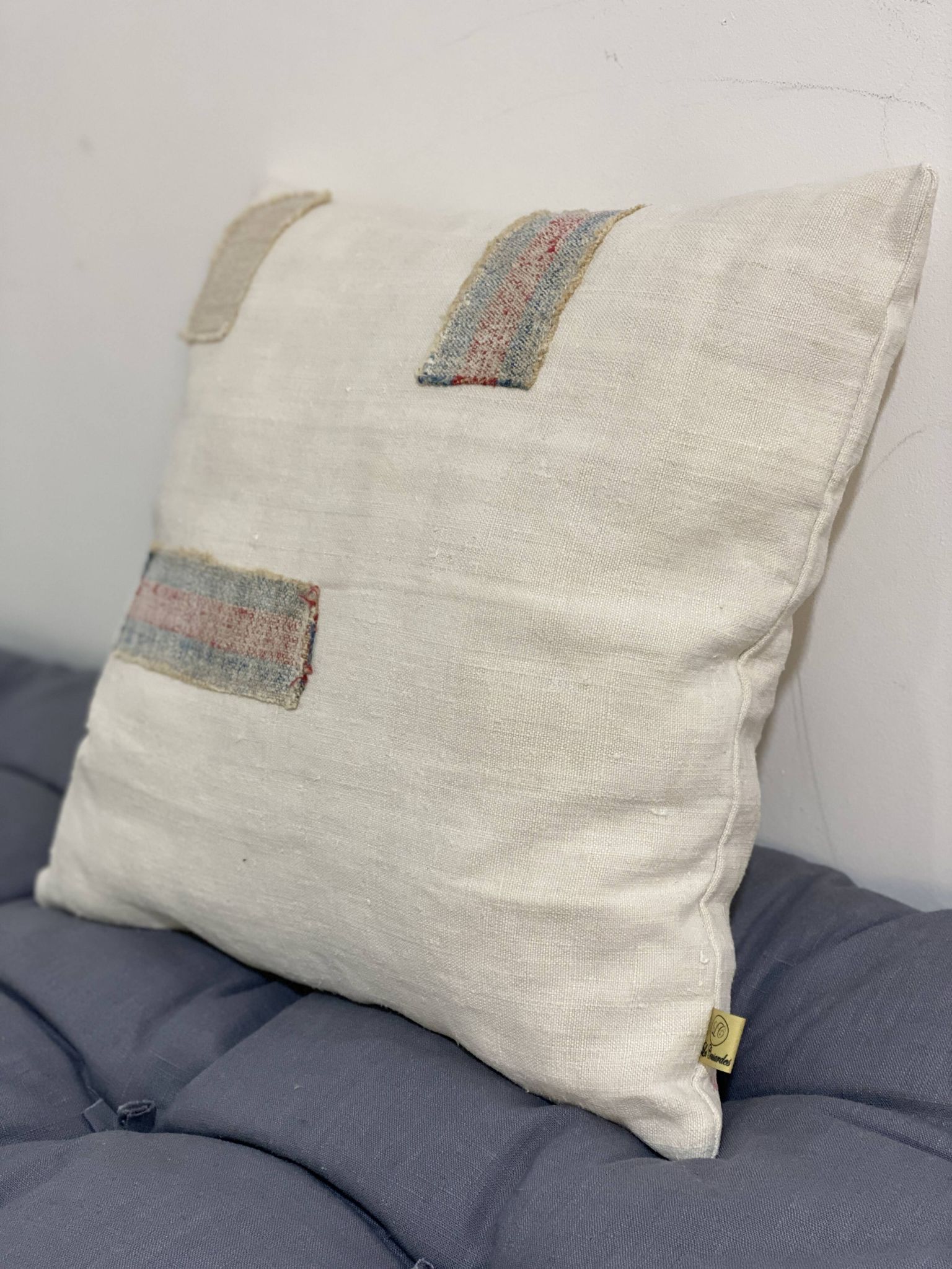 Coussin carré en toile ancienne style Kilim