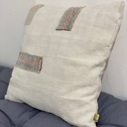 Coussin carré en toile ancienne style Kilim