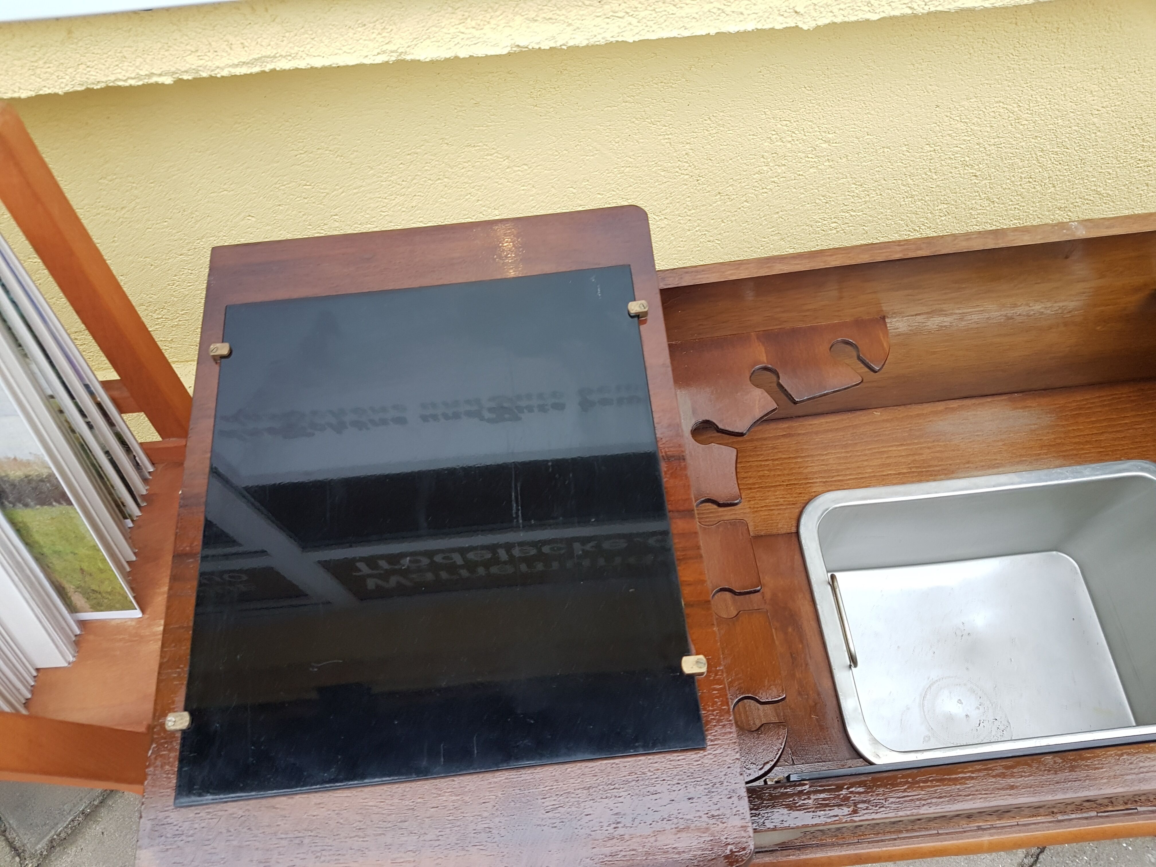 a beautiful house bar from around 1950, 80 x 50 x 70 cm in size and in very good condition