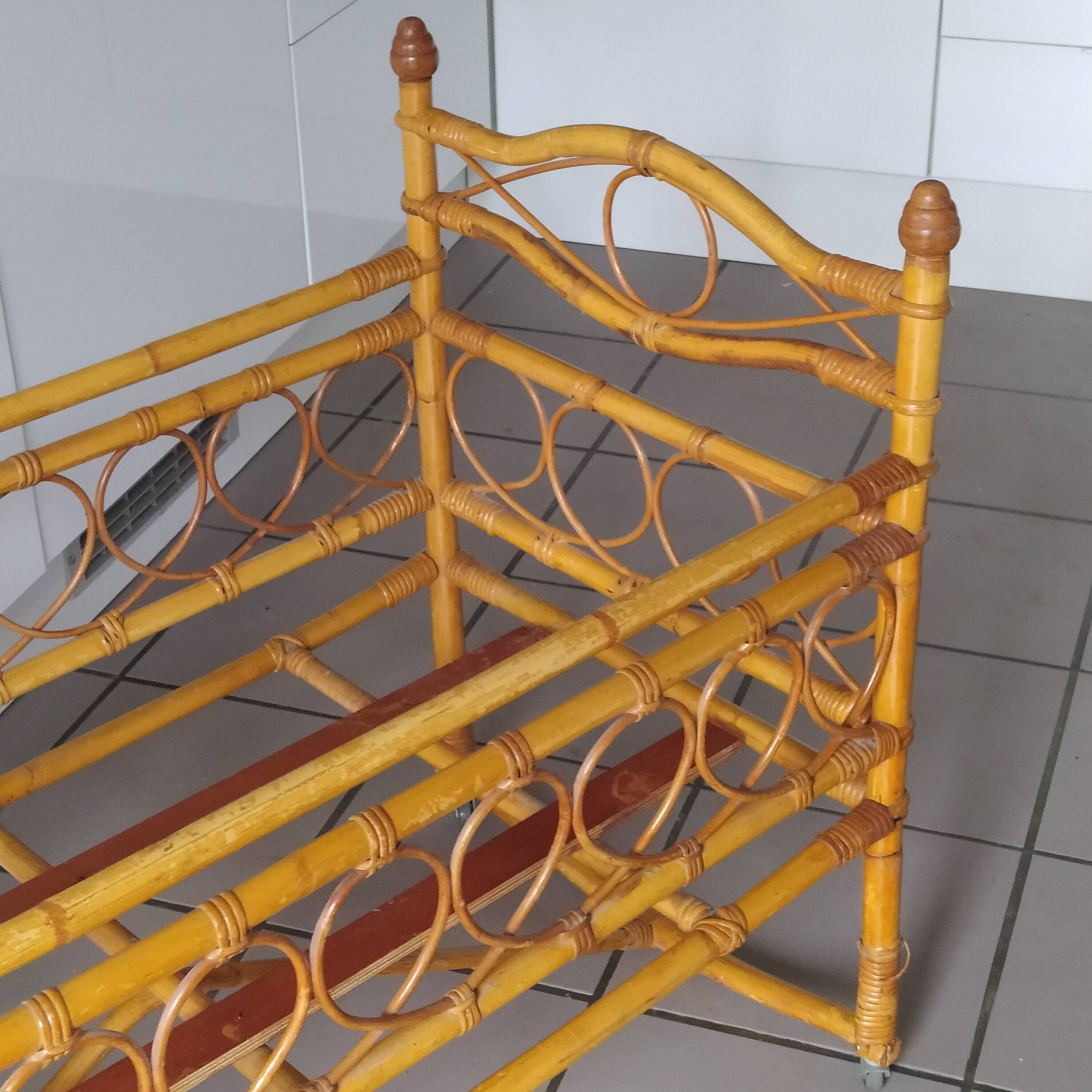 Vintage children's rattan bed from the 50s/60s