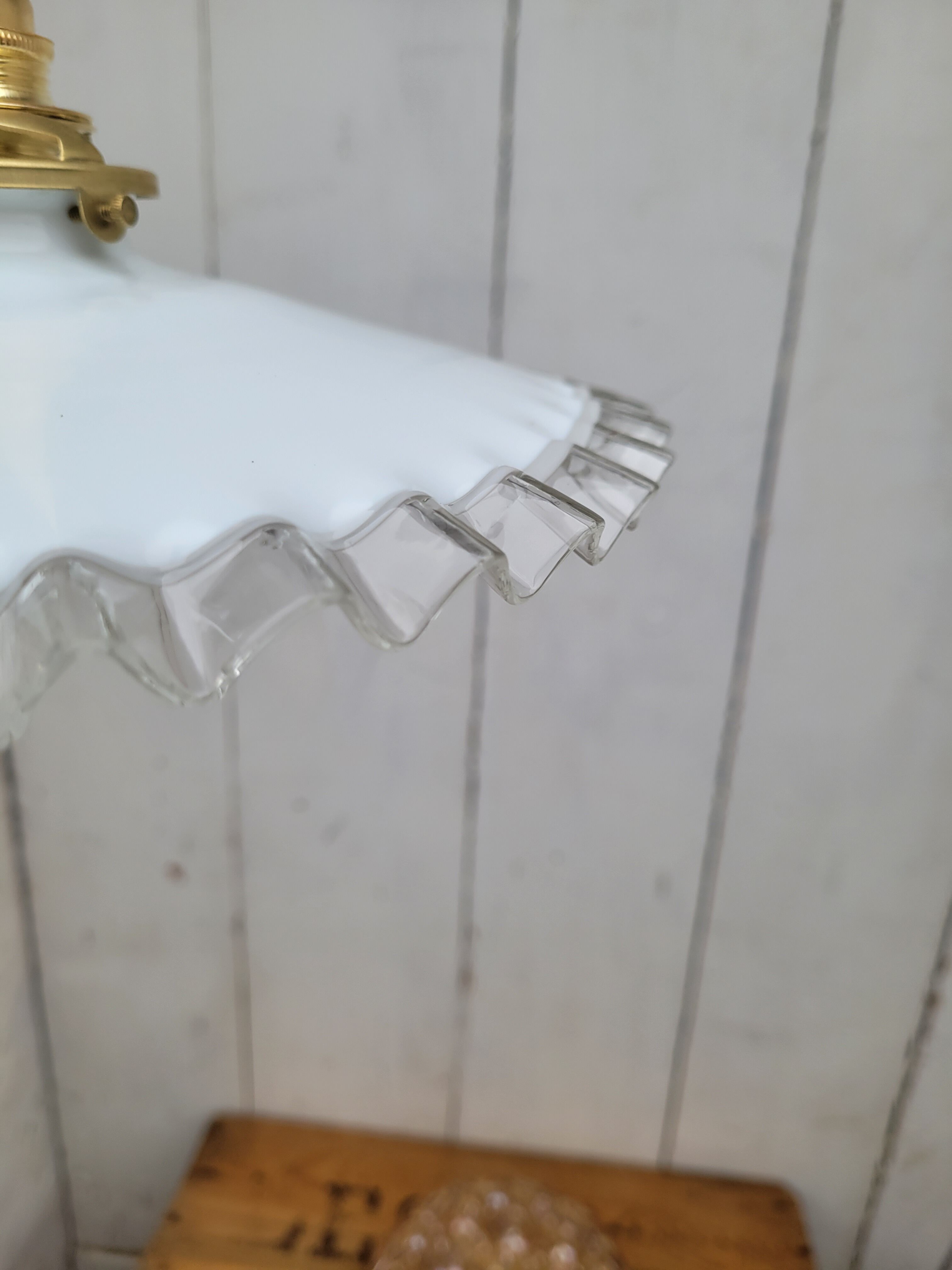 Serrated opaline hanging lamp