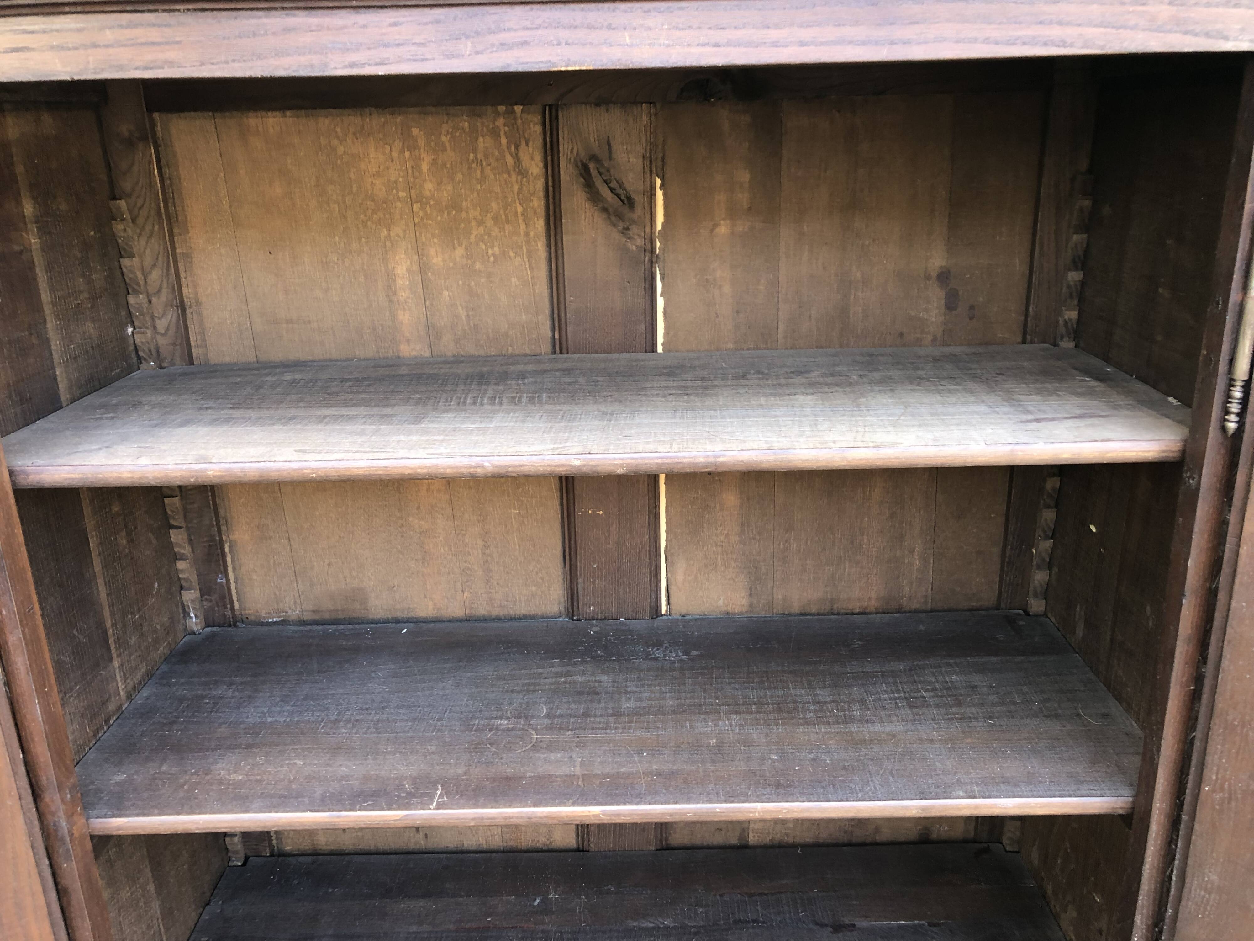 Breton cabinet with carved characters of the early 20th century with 2 doors and 1 oak drawer.