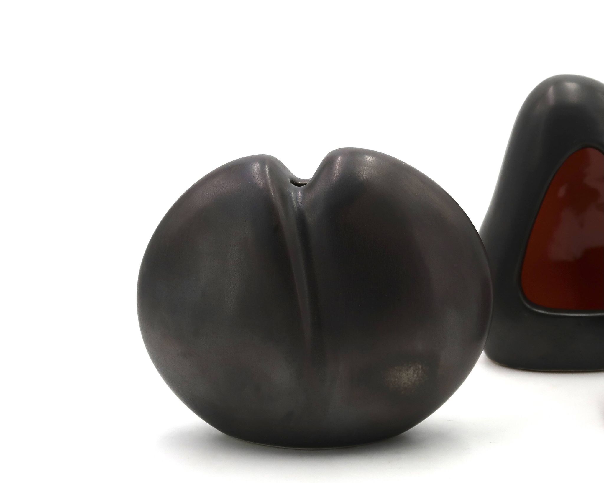Vase noir en porcelaine de Jacqueline et Tim Orr, années 70