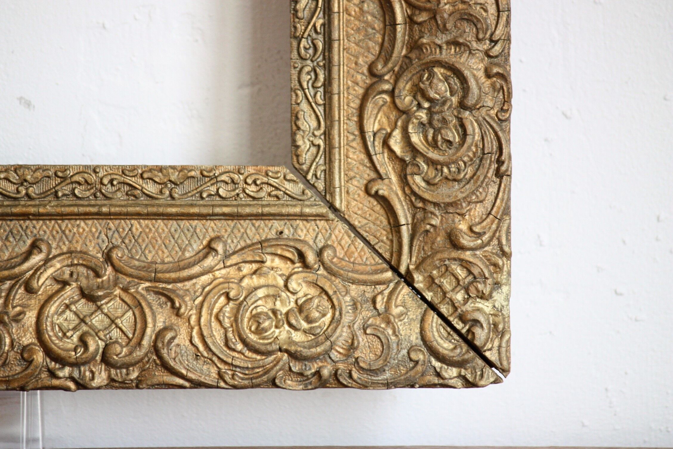 Gilded wooden and stucco frame