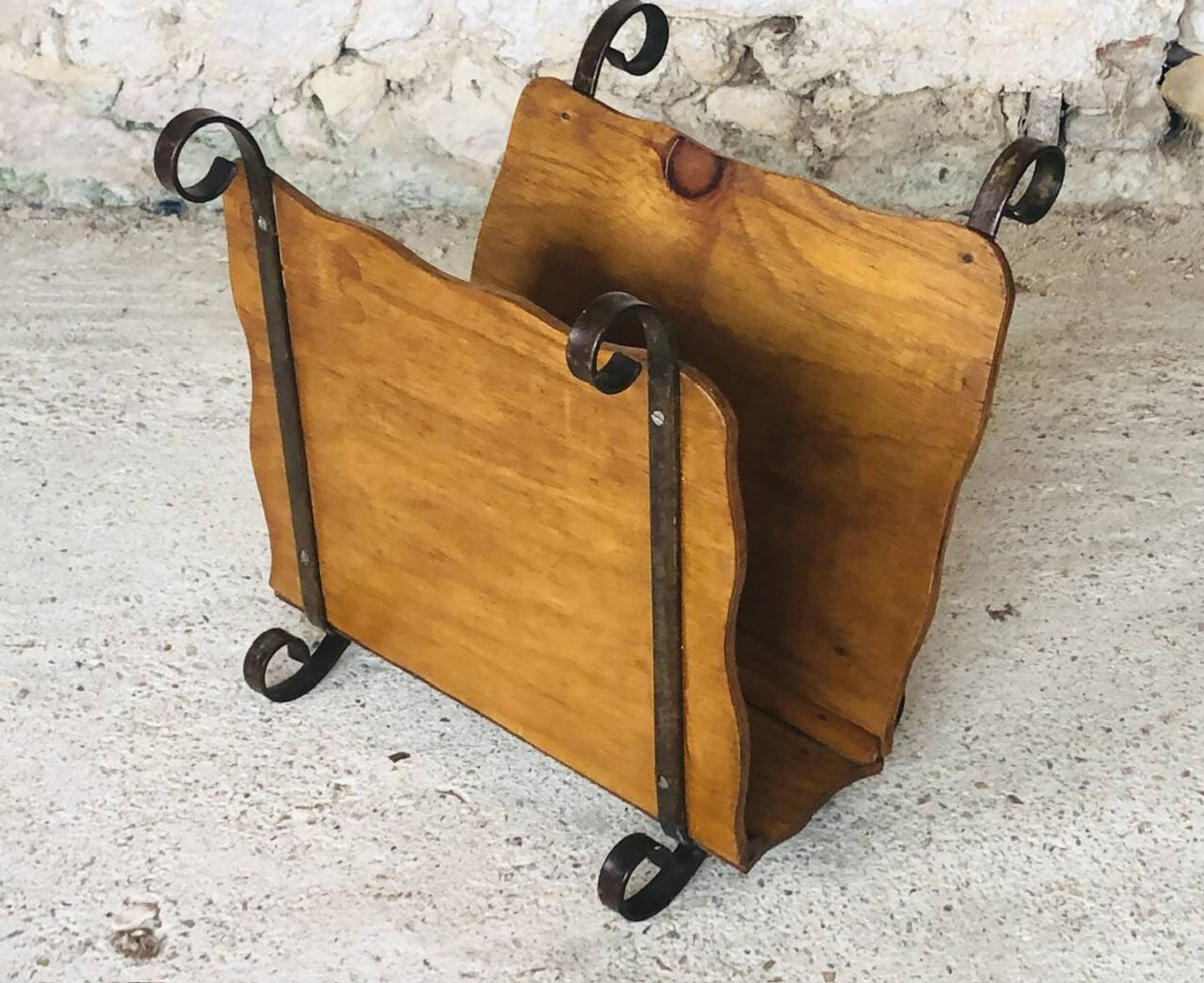 Porte revues vintage en bois et fer forgé circa 1950s