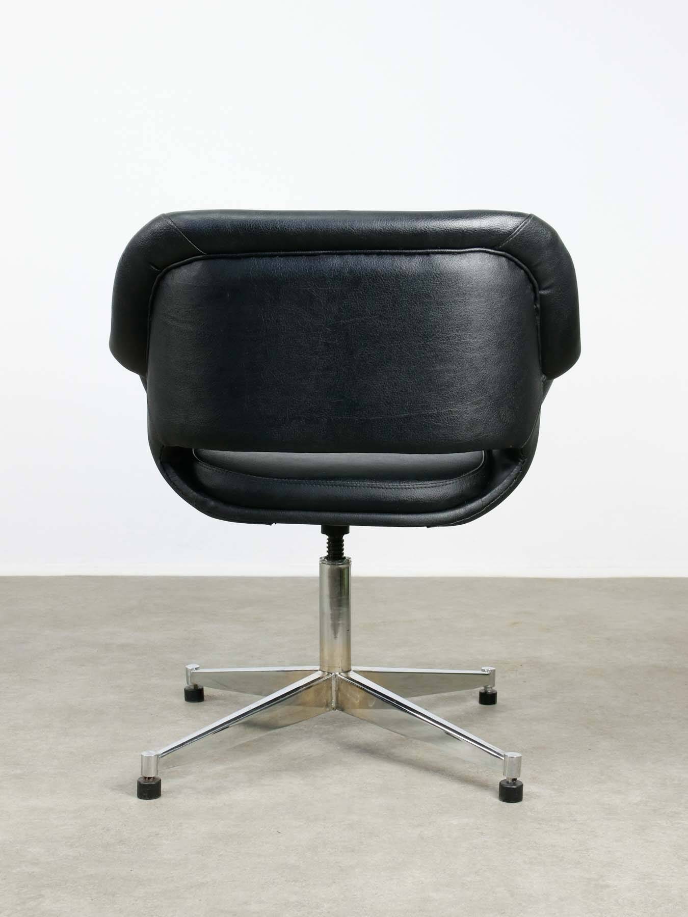 Chaise pivotante vintage en simili cuir noir et chrome, années 70