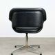 Chaise pivotante vintage en simili cuir noir et chrome, années 70
